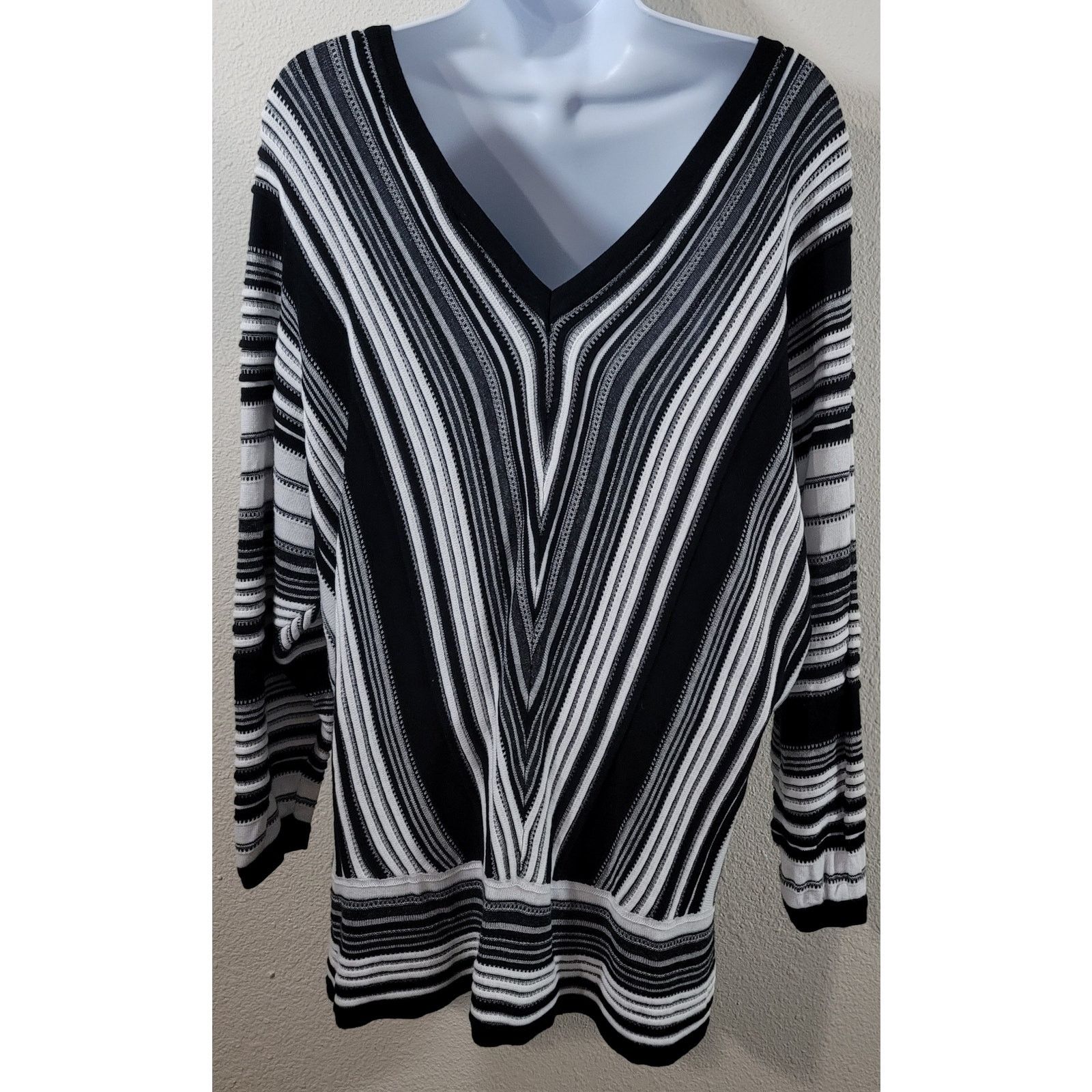 Other Lane Bryant Black Chevron Stripe Double V Sweater 14 16 Size XL / US 12-14 / IT 48-50 - 2 Thumbnail