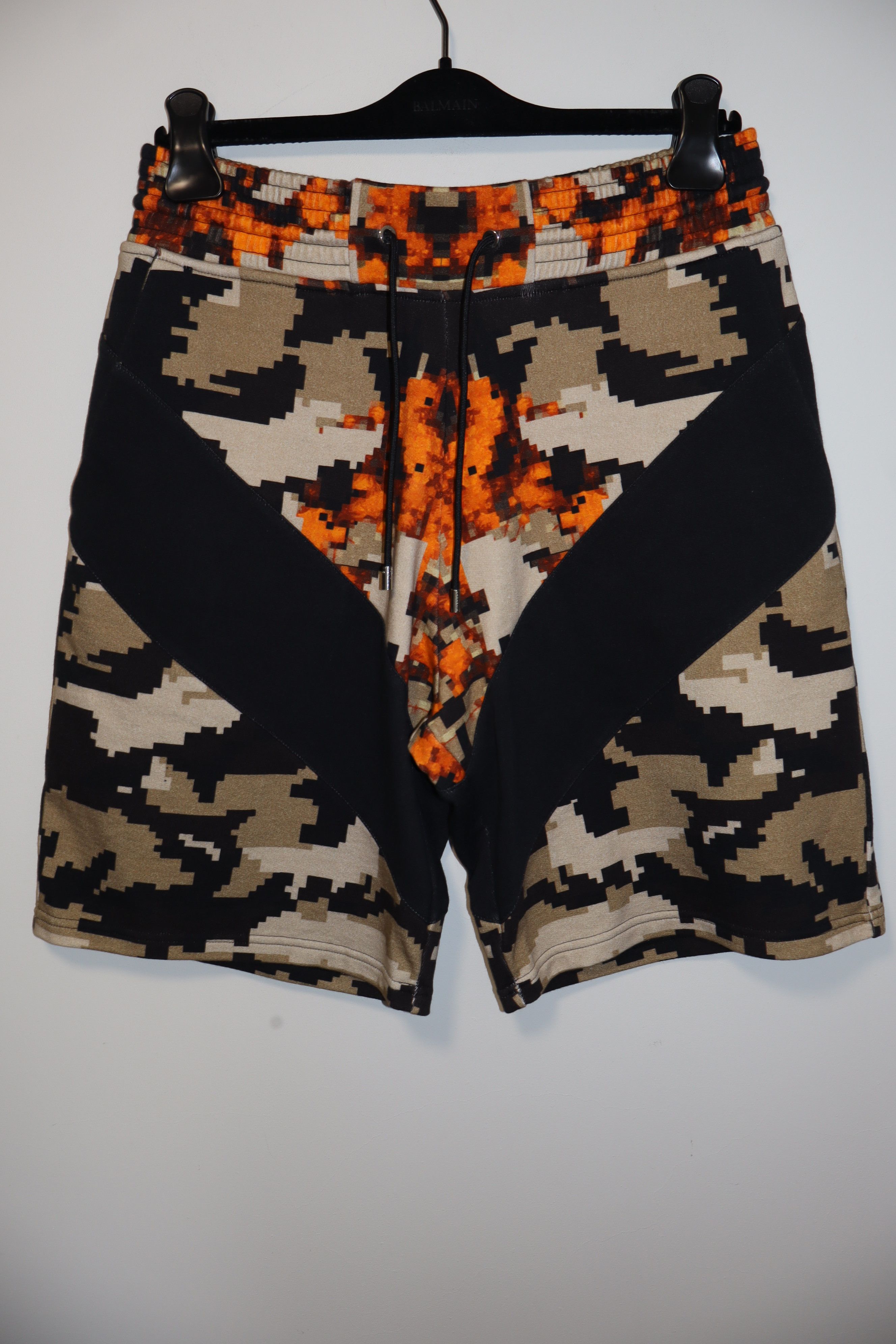 Givenchy Camo fire print shorts Size US 30 / EU 46 - 1 Thumbnail