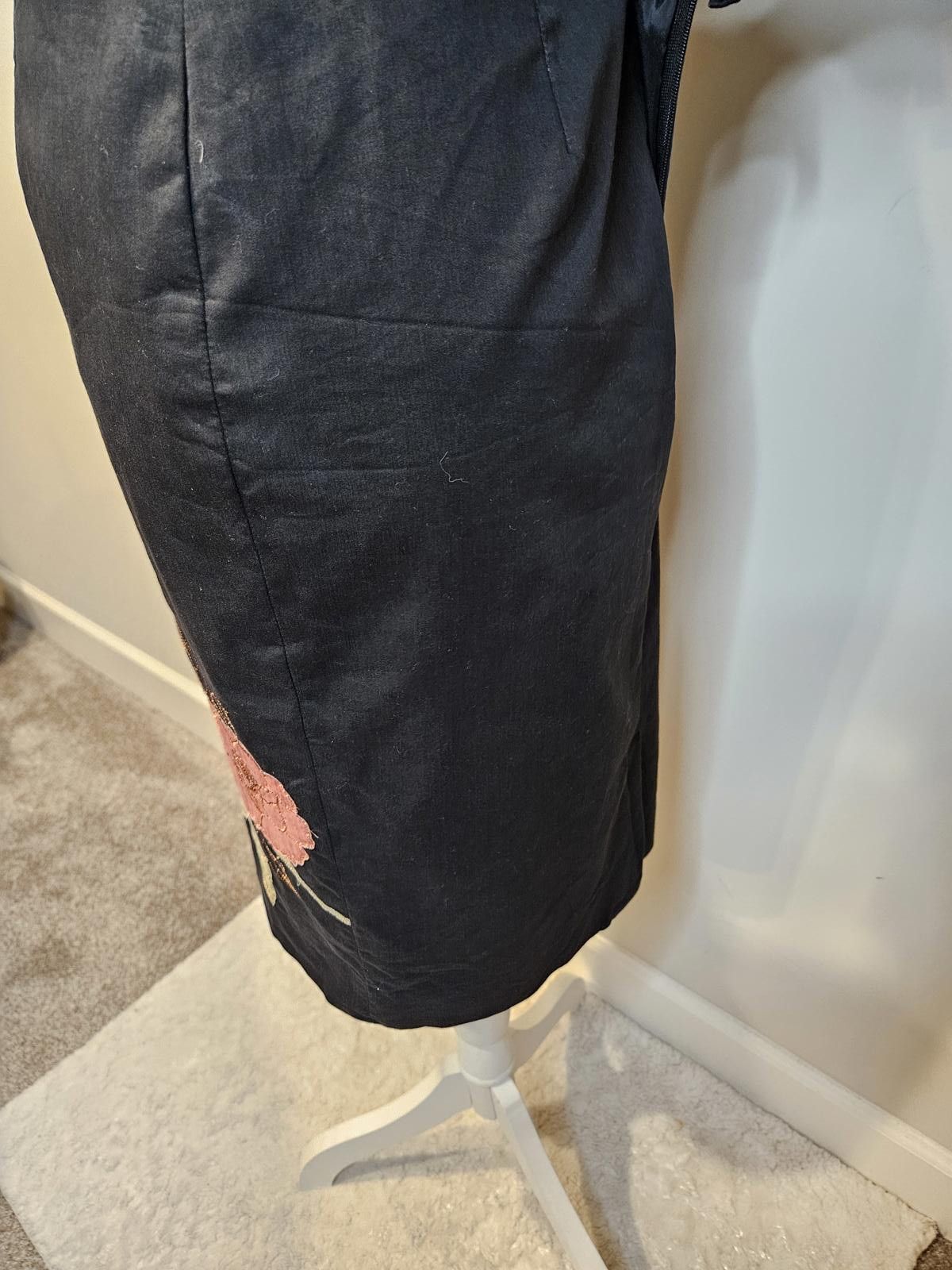 Designer Doncaster Black Skirt with Floral Embroidery (early 2000's) Size 28" / US 6 / IT 42 - 4 Thumbnail