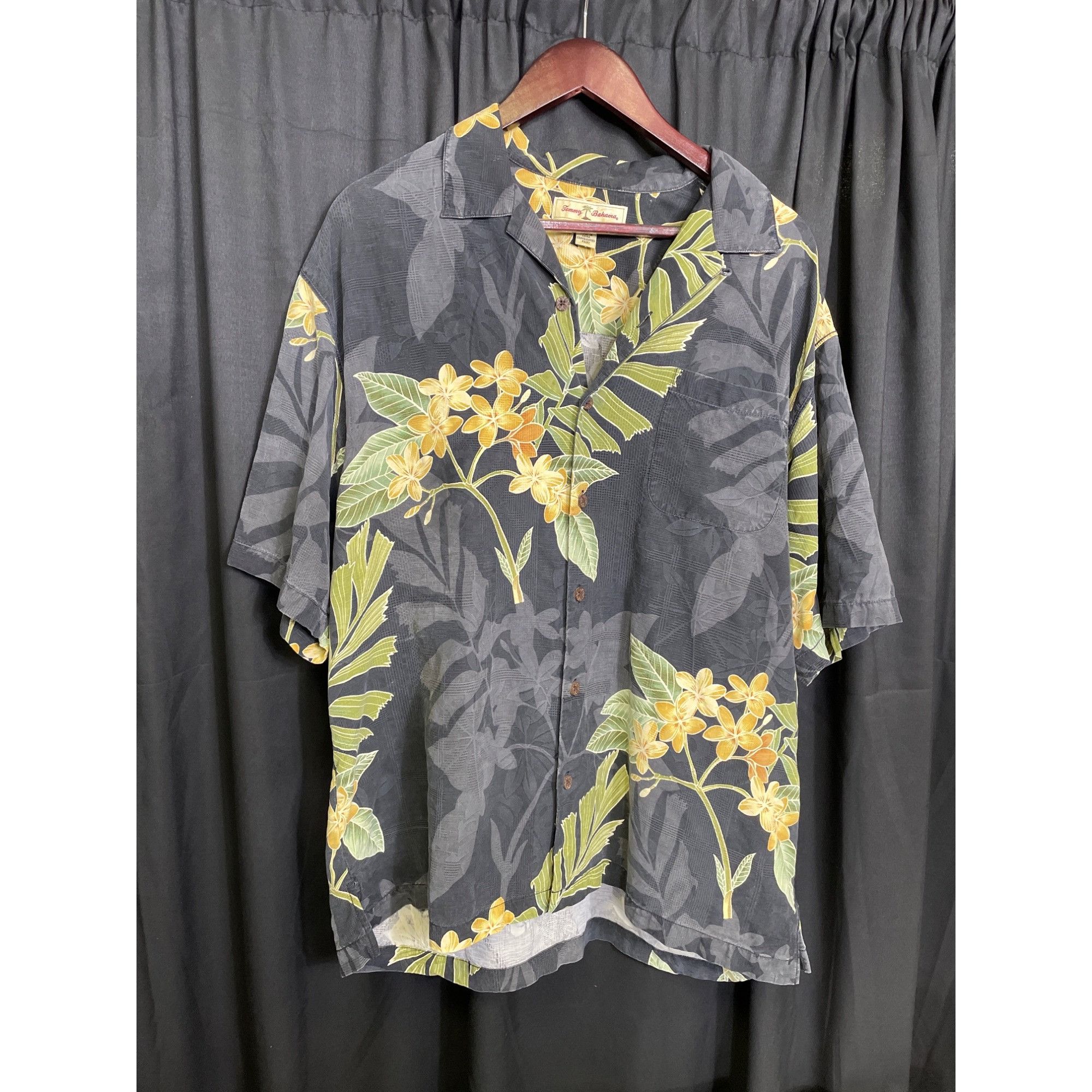 Tommy Bahama Tommy Bahama mens Gray/Green Floral Silk Button-Up Shirt Siz Size US L / EU 52-54 / 3 - 1 Thumbnail
