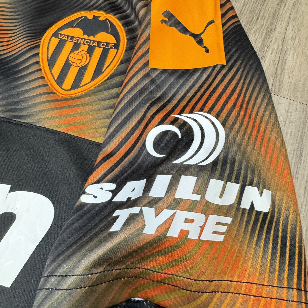 Puma Valencia 19/20 away shirt #10 Parejo Size US M / EU 48-50 / 2 - 9 Thumbnail