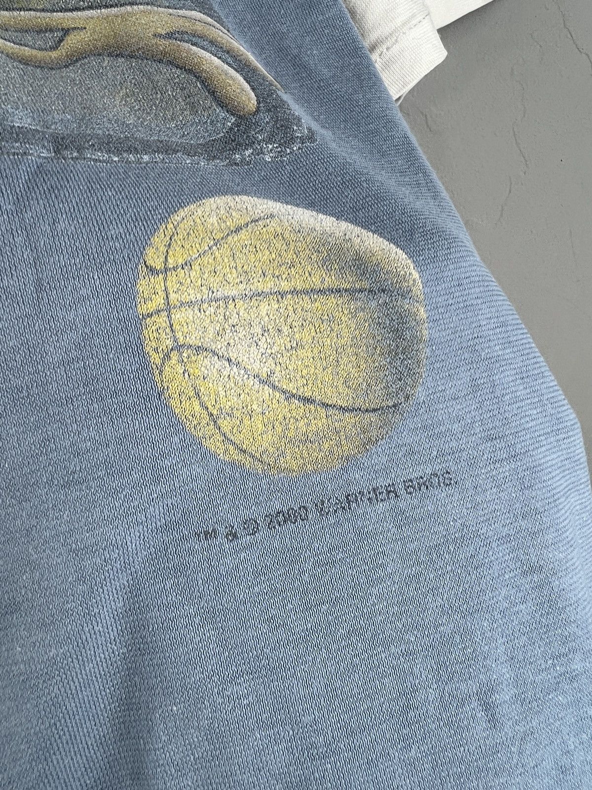 Vintage Vintage 2000 Wile E Coyote Basketball t shirt Size US XL / EU 56 / 4 - 5 Thumbnail