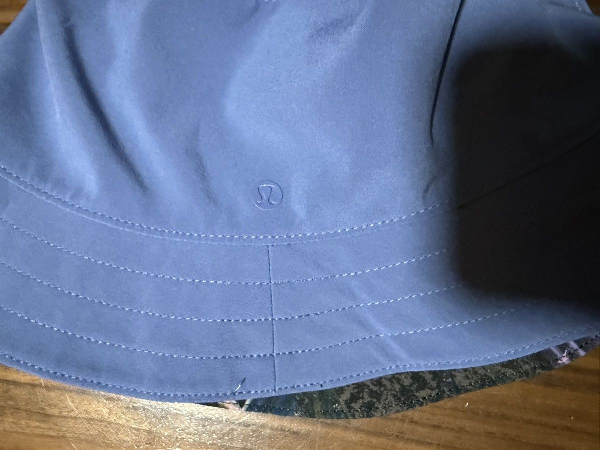 Lululemon Lululemon Reversible Bucket Hat Crusher Size M/L Blue Floral Size ONE SIZE - 3 Thumbnail