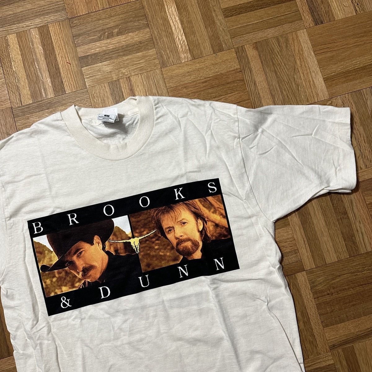 Fruit Of The Loom Vintage Brooks & Dunn Asphalt Cowboys tee Size US L / EU 52-54 / 3 - 3 Thumbnail