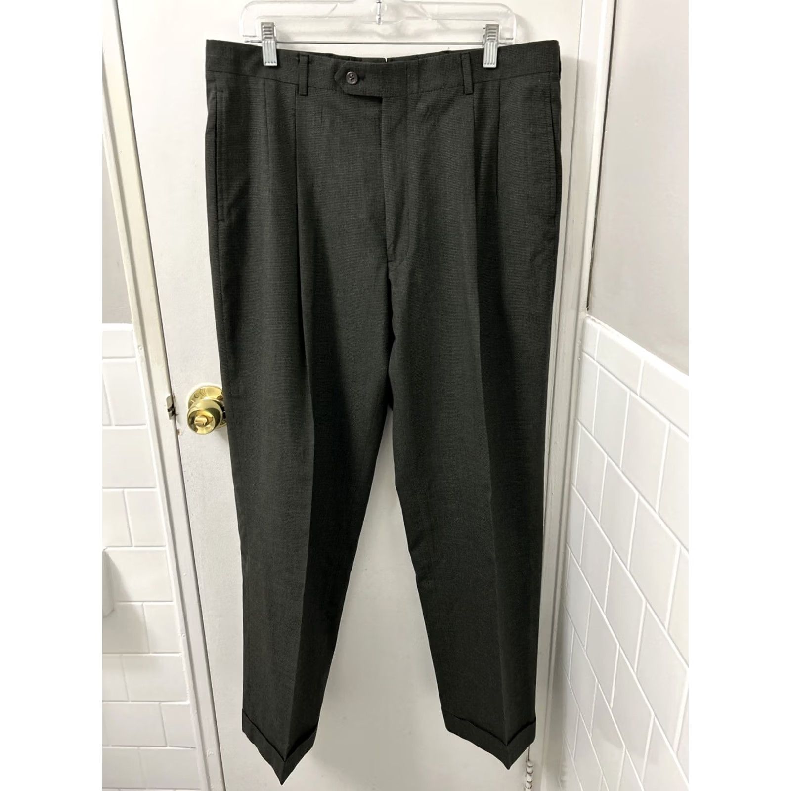 Jos. A. Bank VINTAGE Jos A Bank Pants Mens Size 36x31 Green 100% Wool Pleated Cuffed Dress Pants Zipper Closure Regular Straight USA Theme Mens Size US 36 / EU 52 - 2 Thumbnail