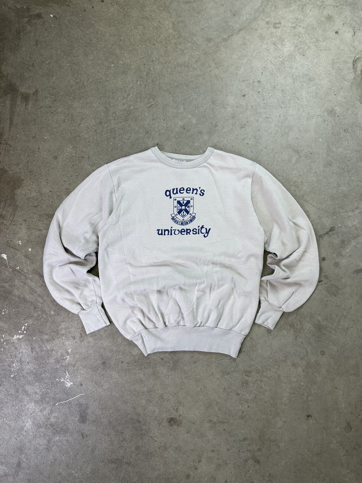Vintage vintage 80s queens university spellout logo crewneck white Size US S / EU 44-46 / 1 - 1 Thumbnail