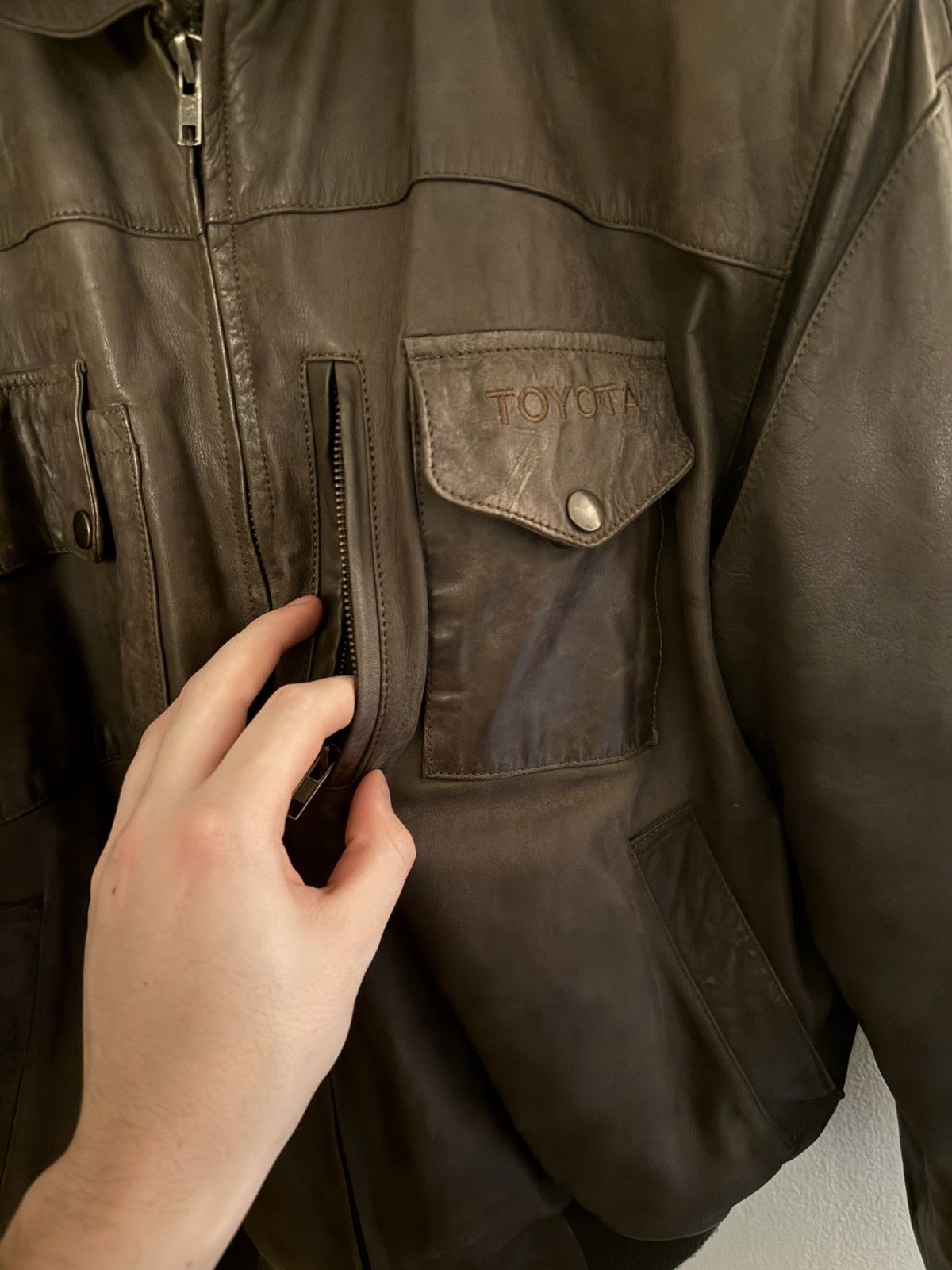 Vintage Vintage Brown Leather Toyota Flight Jacket Size US L / EU 52-54 / 3 - 9 Thumbnail