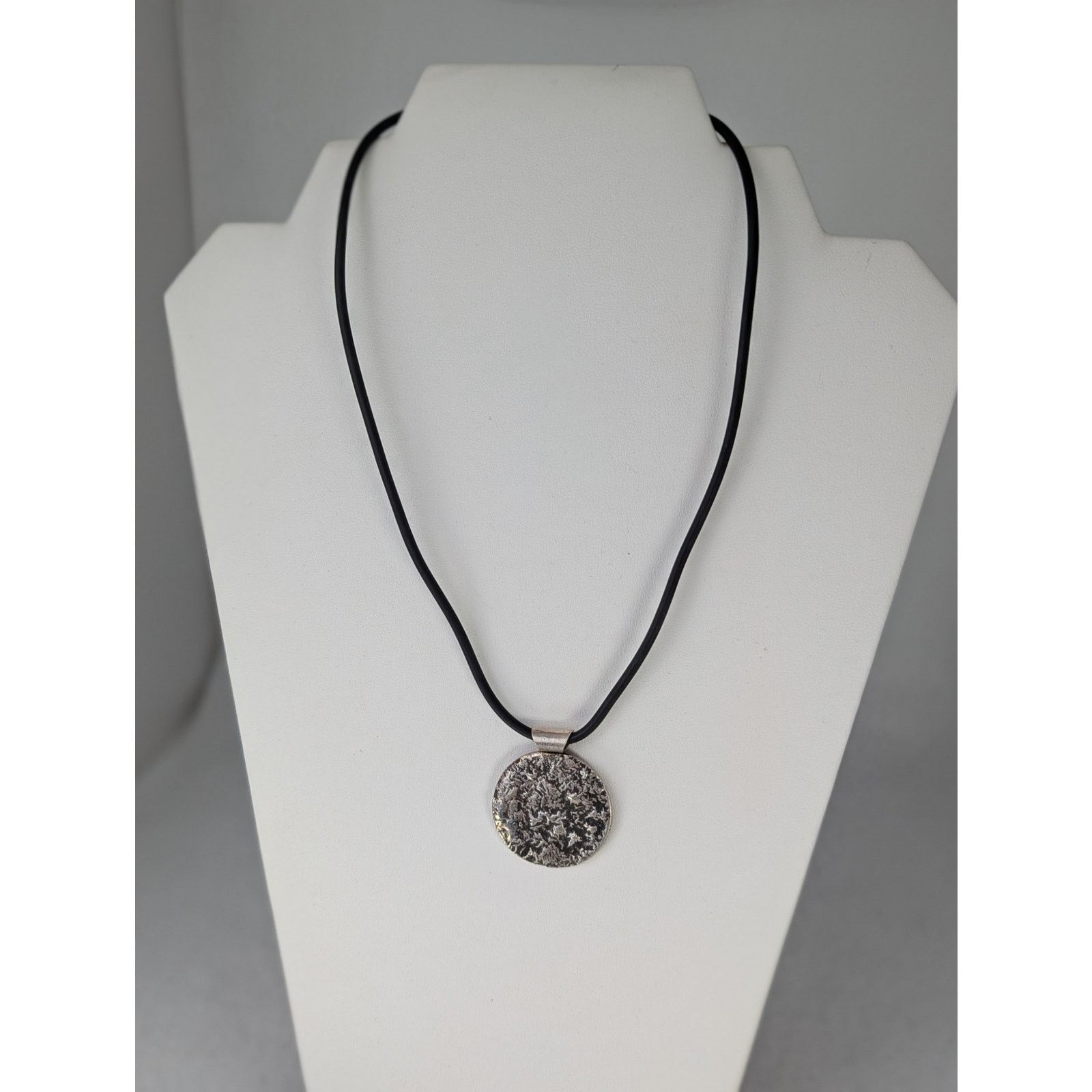 Other Silver coin pendant +17"rubber cord reticulated reversible Size ONE SIZE - 5 Thumbnail