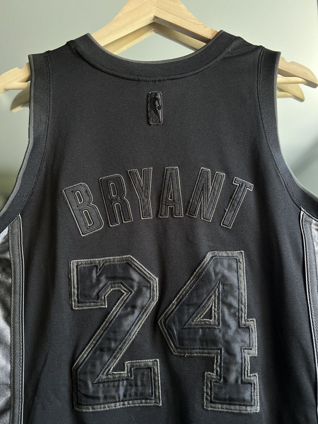 Champion RARE❗️NBA LA Lakers #24 Kobe Bryant All Black Jersey Size US S / EU 44-46 / 1 - 4 Thumbnail