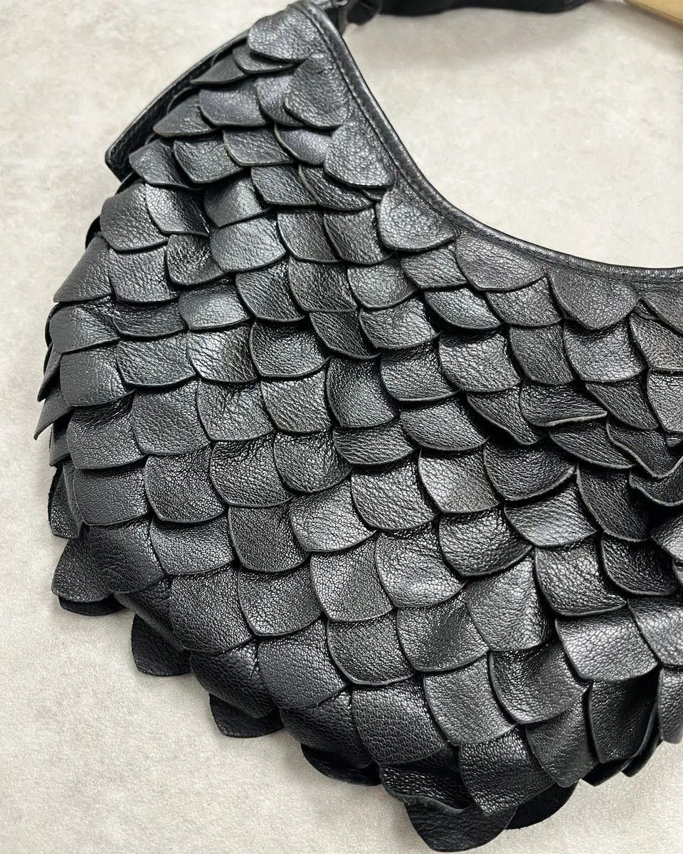 Yves Saint Laurent Yves Saint Laurent Black Leather Fishscale Hobo Shoulder Bag Size ONE SIZE - 5 Thumbnail