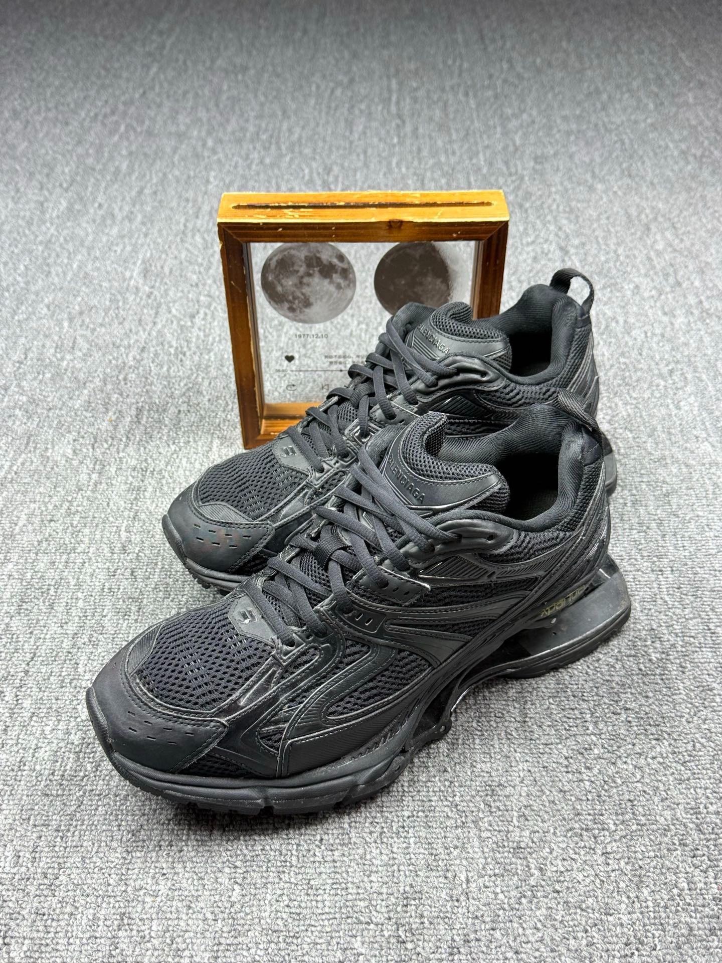 Balenciaga Balenciaga Black Lowtop Sneakers 9 Men Size US 9 / EU 42 - 1 Thumbnail
