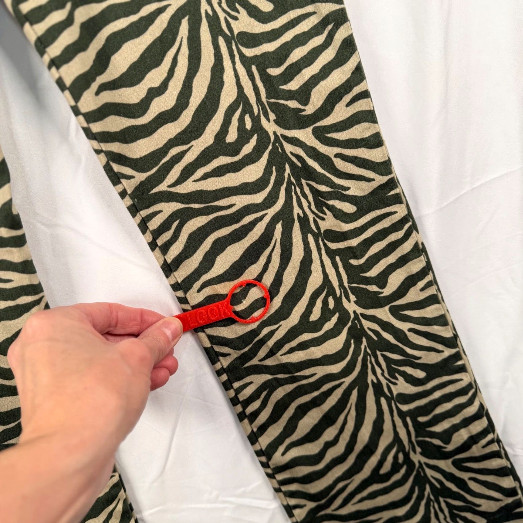 Vintage VINTAGE Bubblegum USA pants Zebra Print 7/8 Slim Straight Y2K 90s Indie Sleaze Clubwear Womens Juniors Green Olive Tan Baggy? Size 28" / US 6 / IT 42 - 3 Thumbnail