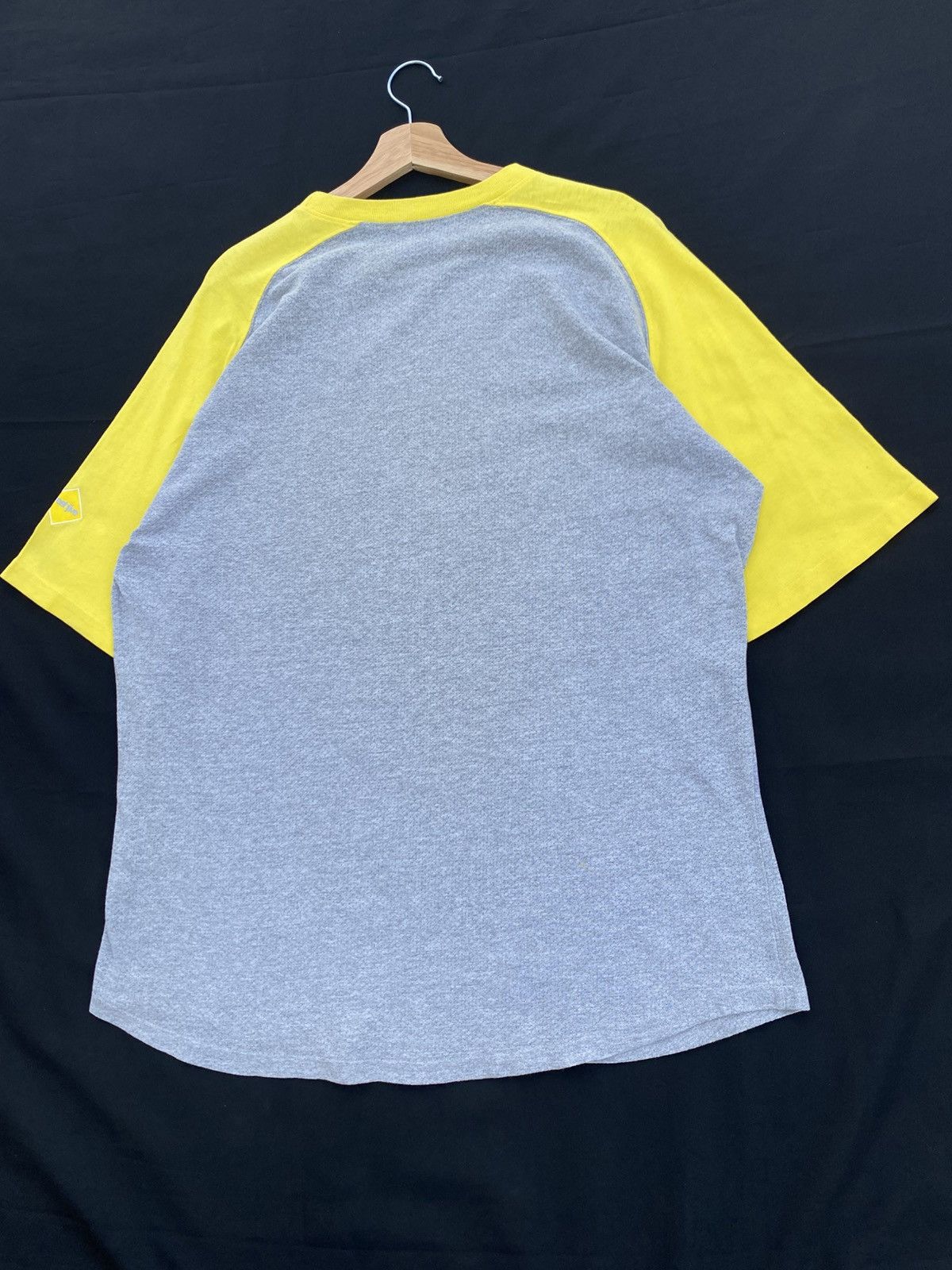Freshjive Rare Vintage 90s Freshjive Centre Logo Tshirt Size US L / EU 52-54 / 3 - 18 Thumbnail