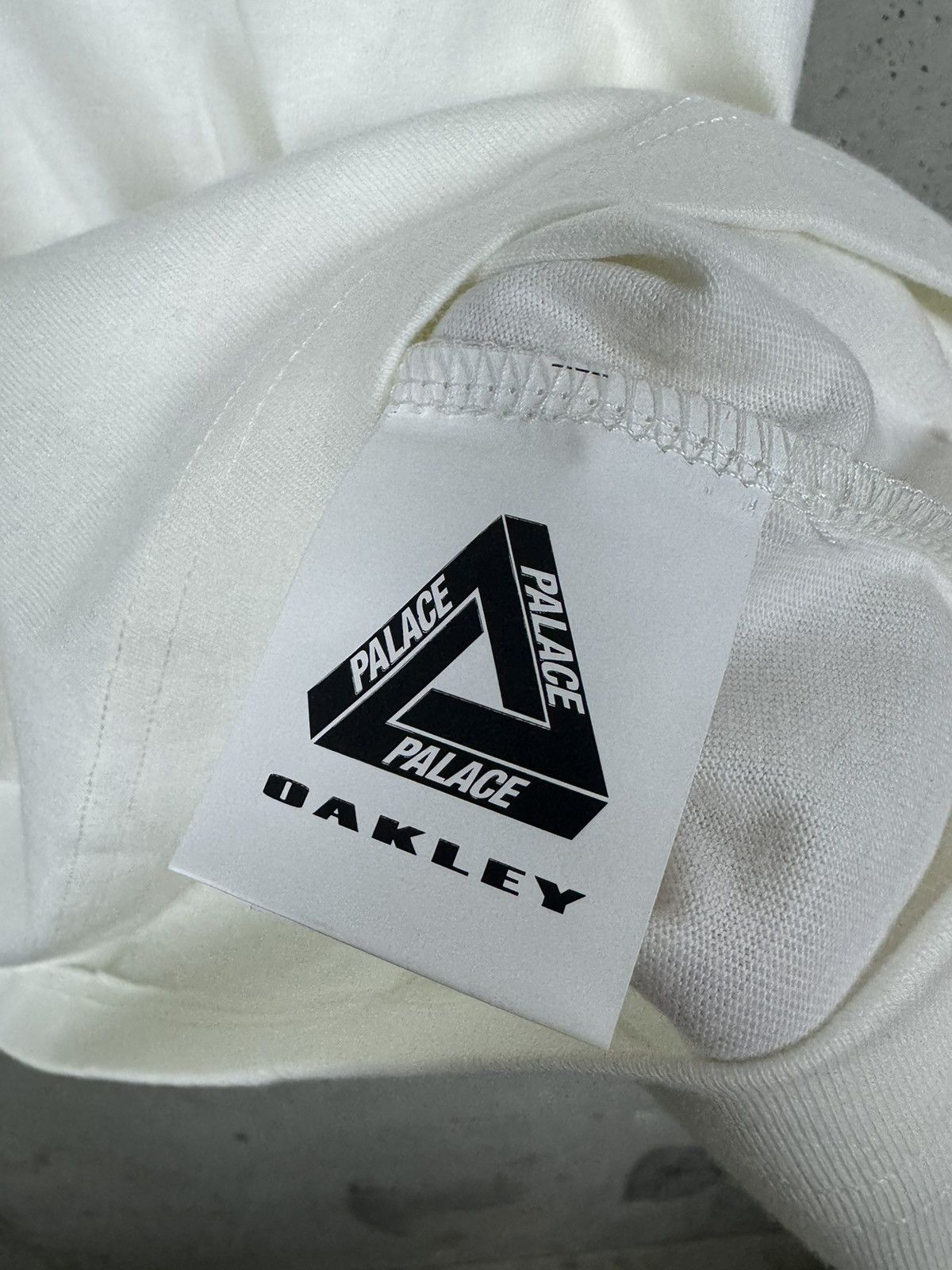 Oakley × Palace Palace x Oakley T-Shirt Off-White - Large Size US L / EU 52-54 / 3 - 7 Thumbnail