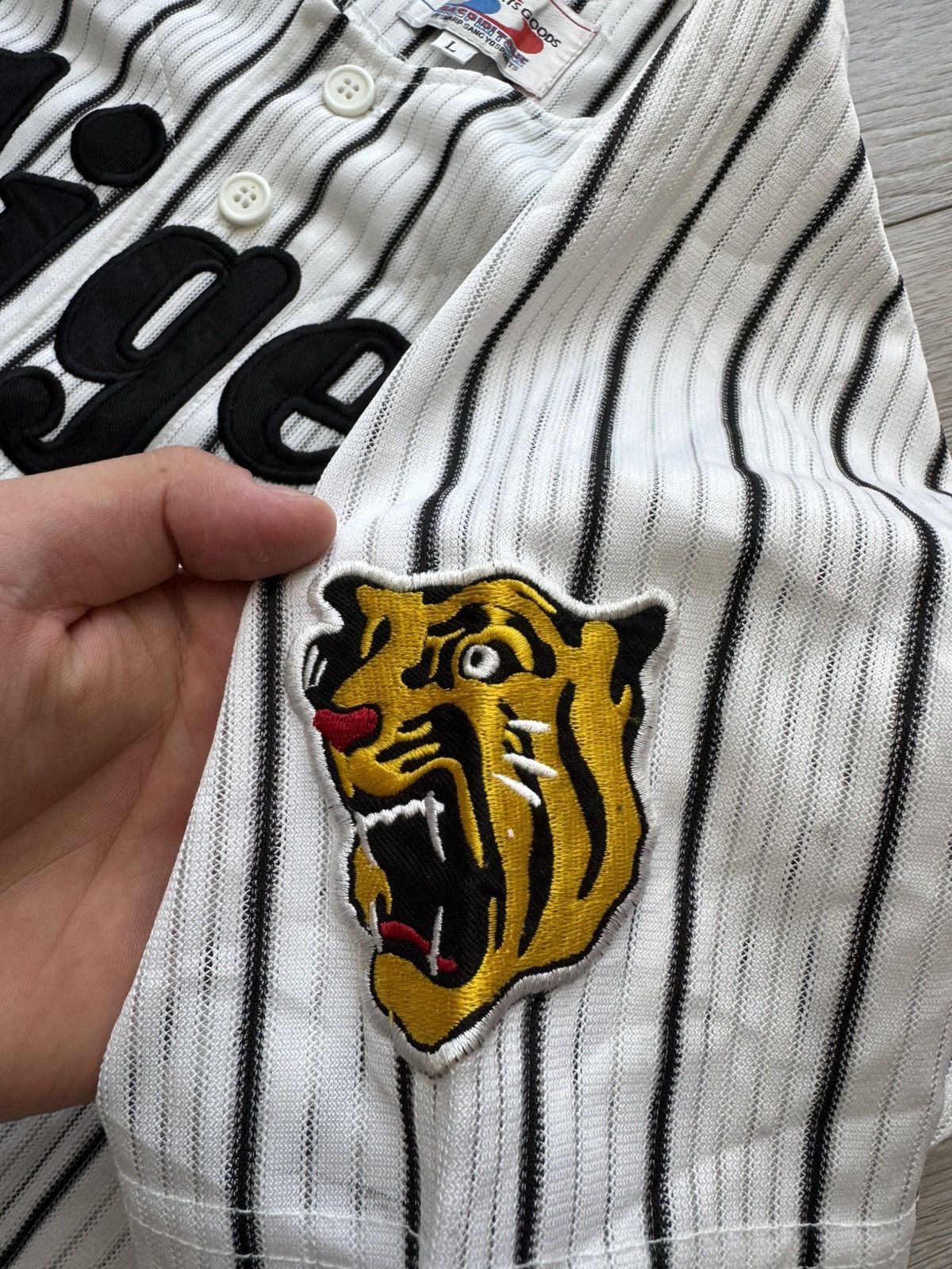 Mizuno Hanshin Tigers Game Jersey Japan XL / Game-Worn Size US L / EU 52-54 / 3 - 6 Thumbnail
