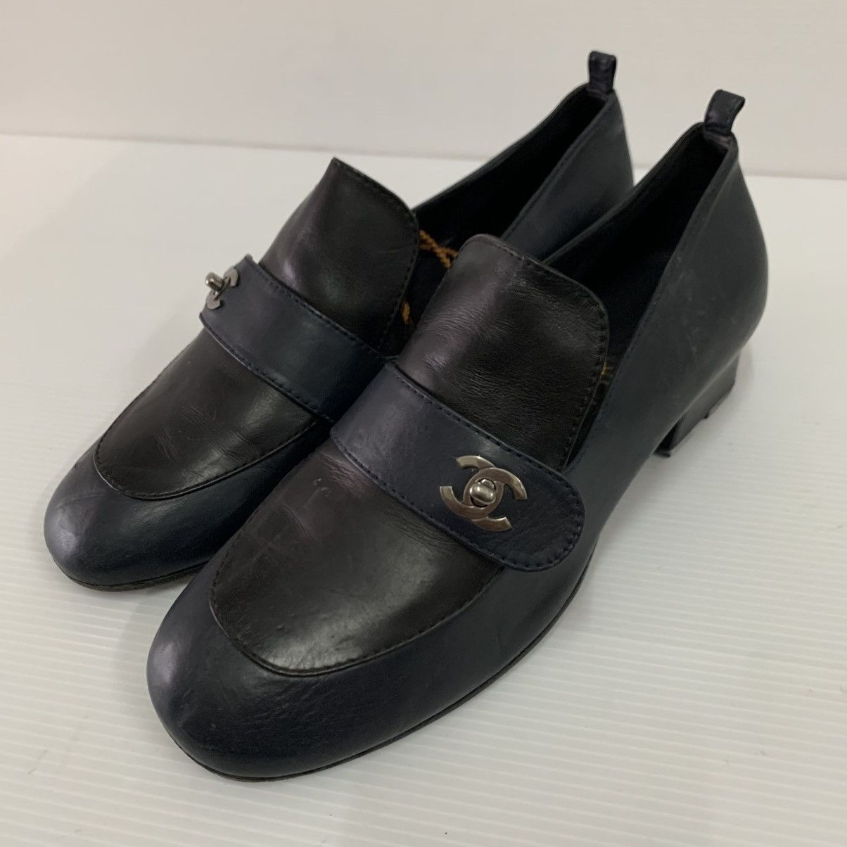Chanel Chanel CC Logos Black Leather Shoes Pre-owned Size US 8 / IT 38 - 2 Thumbnail