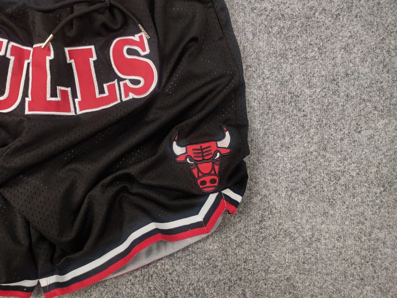 NBA Just don x Chicago Bulls NBA Logo Black Mesh Baggy shorts Size US 32 / EU 48 - 3 Thumbnail