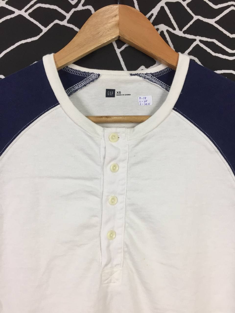 Gap GAP XS Slim Fit Henley Raglan Long Sleeve Tee Size US XS / EU 42 / 0 - 3 Thumbnail
