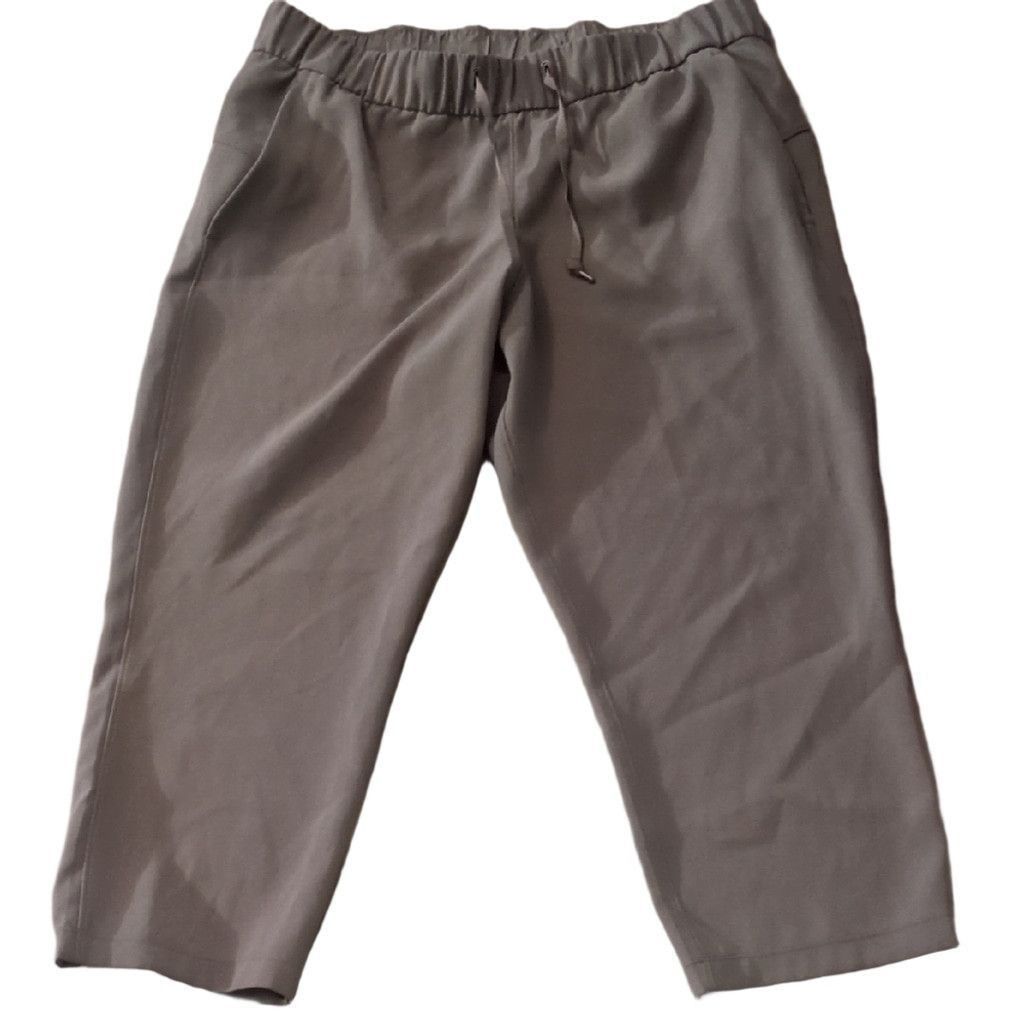 Lululemon Lululemon On The Fly Crop *Woven 23".Grey Sage Size 12 Size 34" / US 12 / IT 48 - 1 Thumbnail