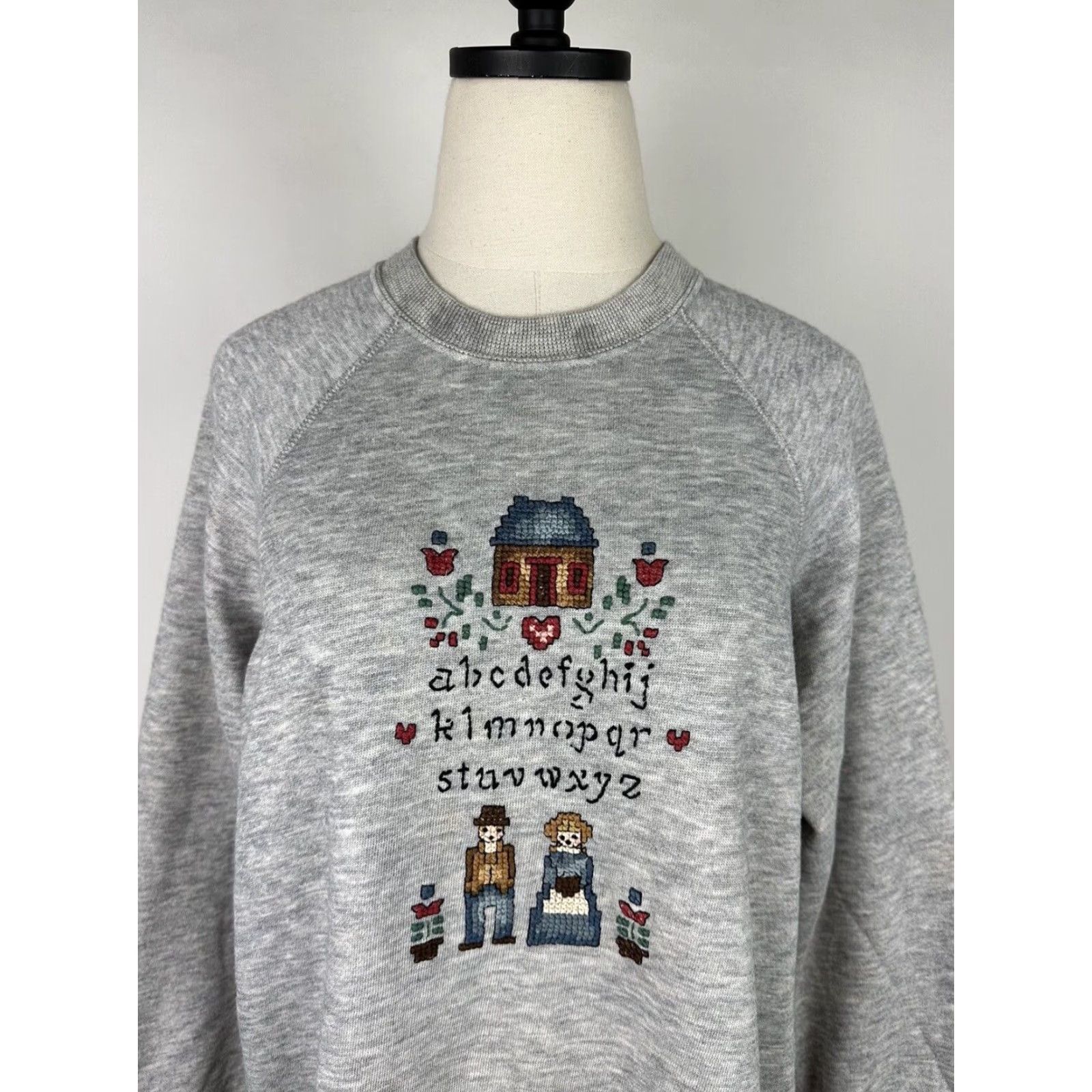 Vintage VINTAGE Bassett-Walker Tri-blend Sweatshirt WOMENS LARGE Heather Gray Needlepoint Sampler STAIN Size L / US 10 / IT 46 - 2 Thumbnail