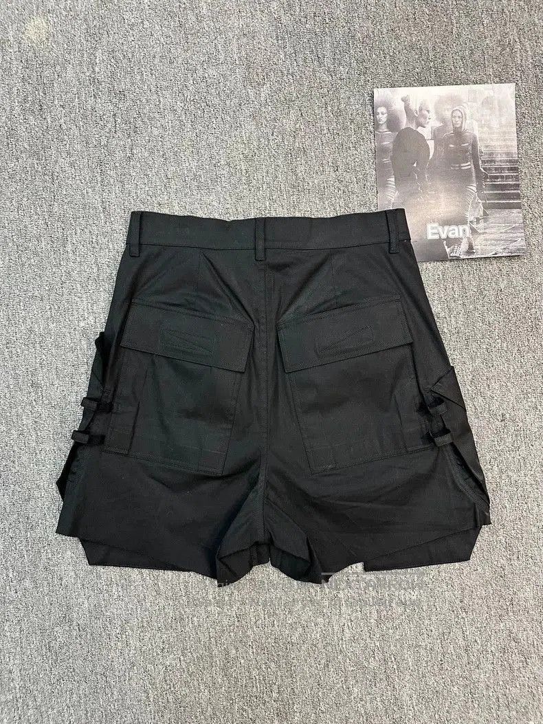Rick Owens Rick Owens Black Cargo Shorts for Men. Size US 28 / EU 44 - 2 Thumbnail