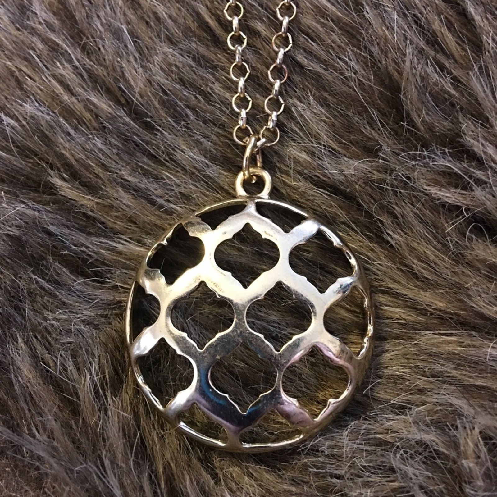 Jewelry Gold tone cut out pattern pendant on chain link Size ONE SIZE - 6 Thumbnail
