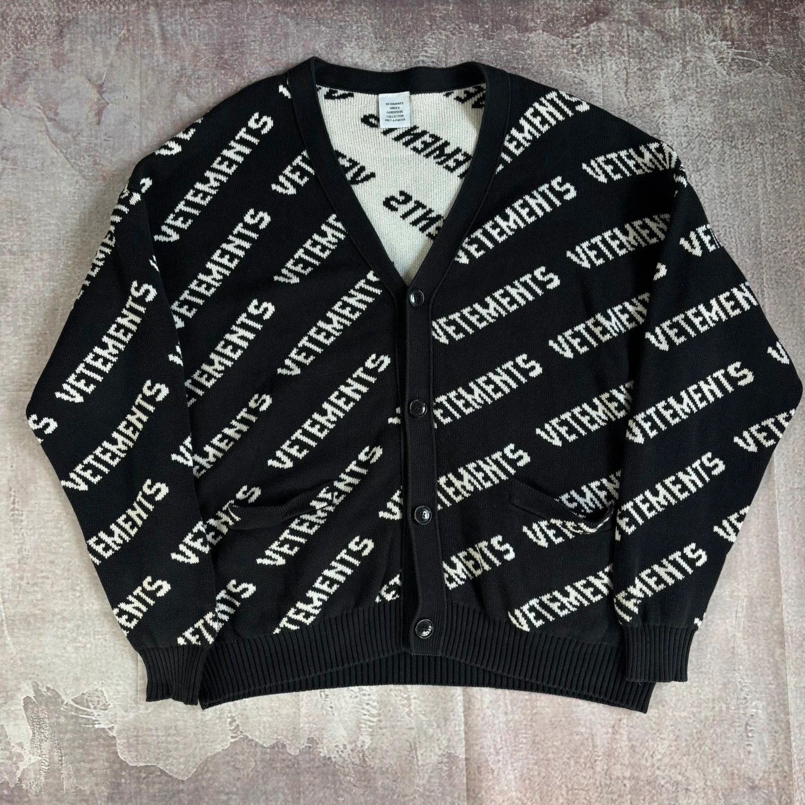 Vetements Vetements monogram logo cardigan Size US S / EU 44-46 / 1 - 1 Thumbnail