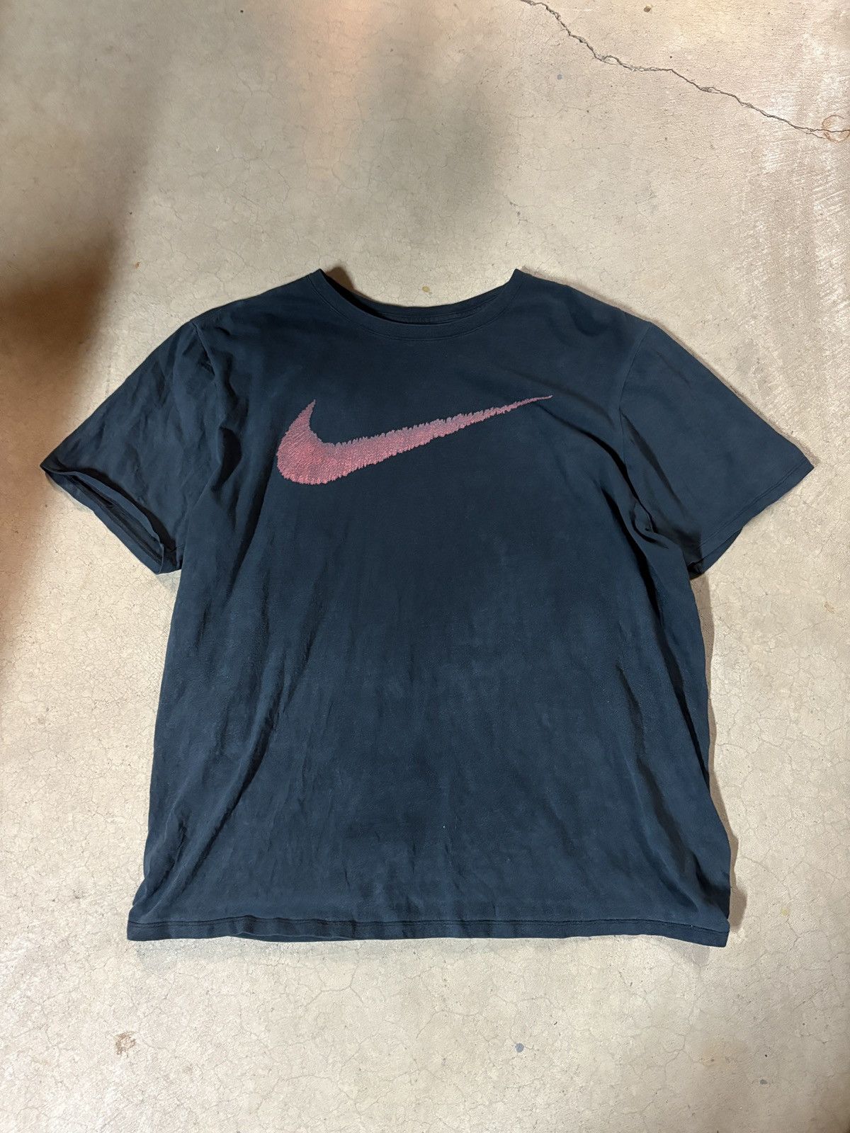 Nike Nike Y2K Style Swoosh Logo T-shirt Tee Faded Black Size XL Size US XL / EU 56 / 4 - 1 Thumbnail