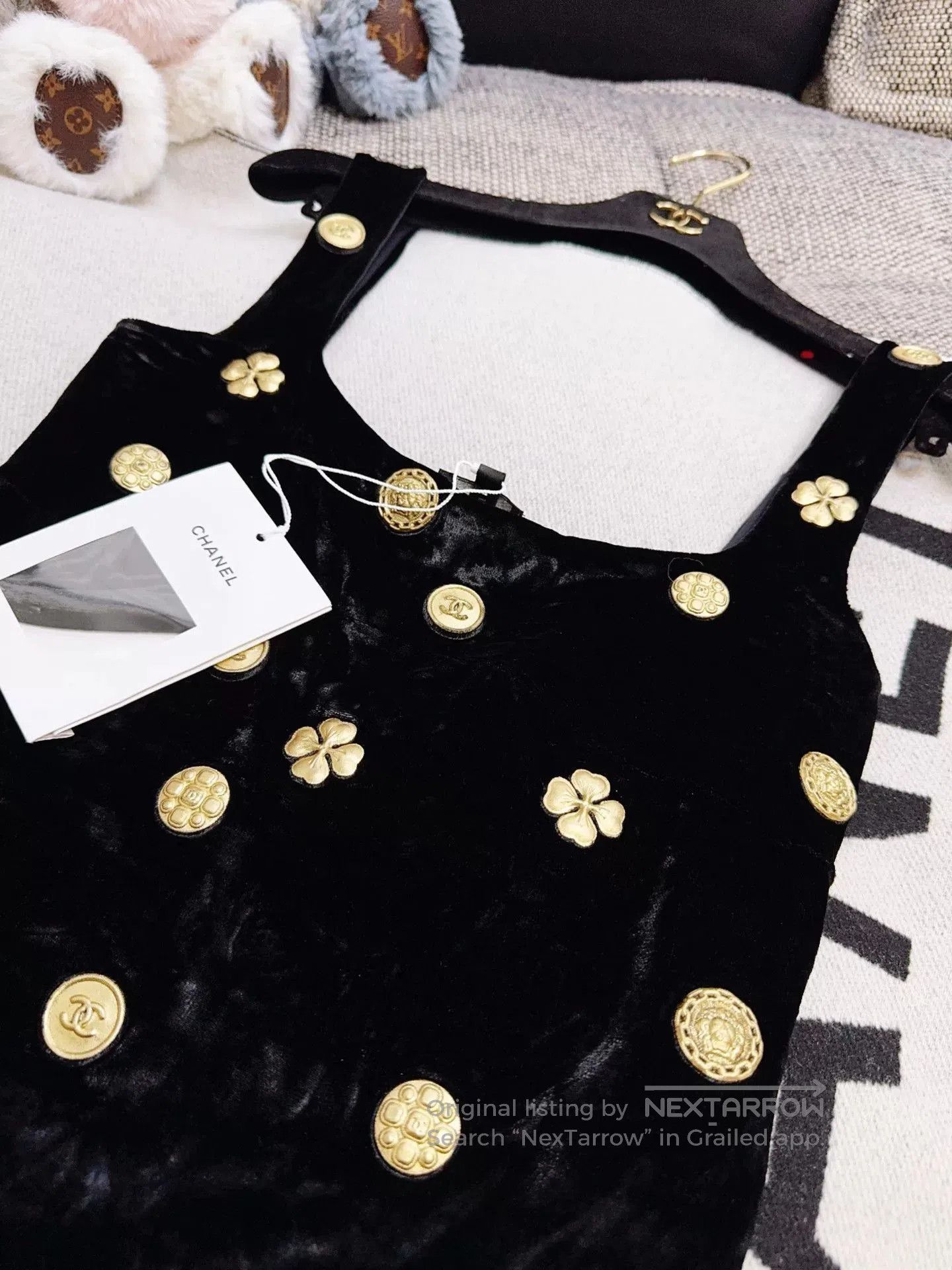 Chanel black velvet sleeveless top with gold embellishments. Size US M / EU 48-50 / 2 - 2 Thumbnail