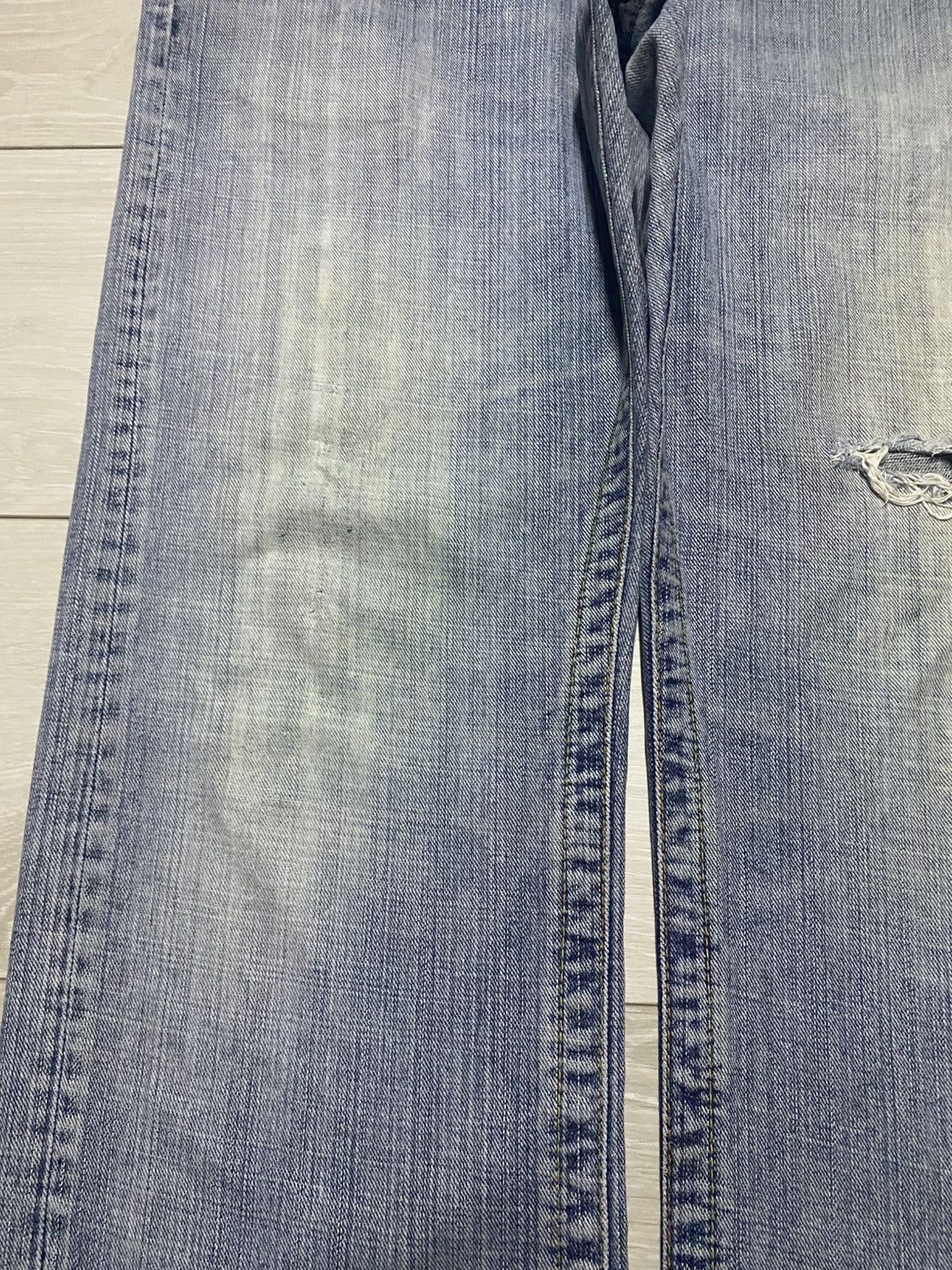 Japanese Brand Vintage Japanese Brand Light Wash Distressed Baggy Jeans Size US 36 / EU 52 - 7 Thumbnail