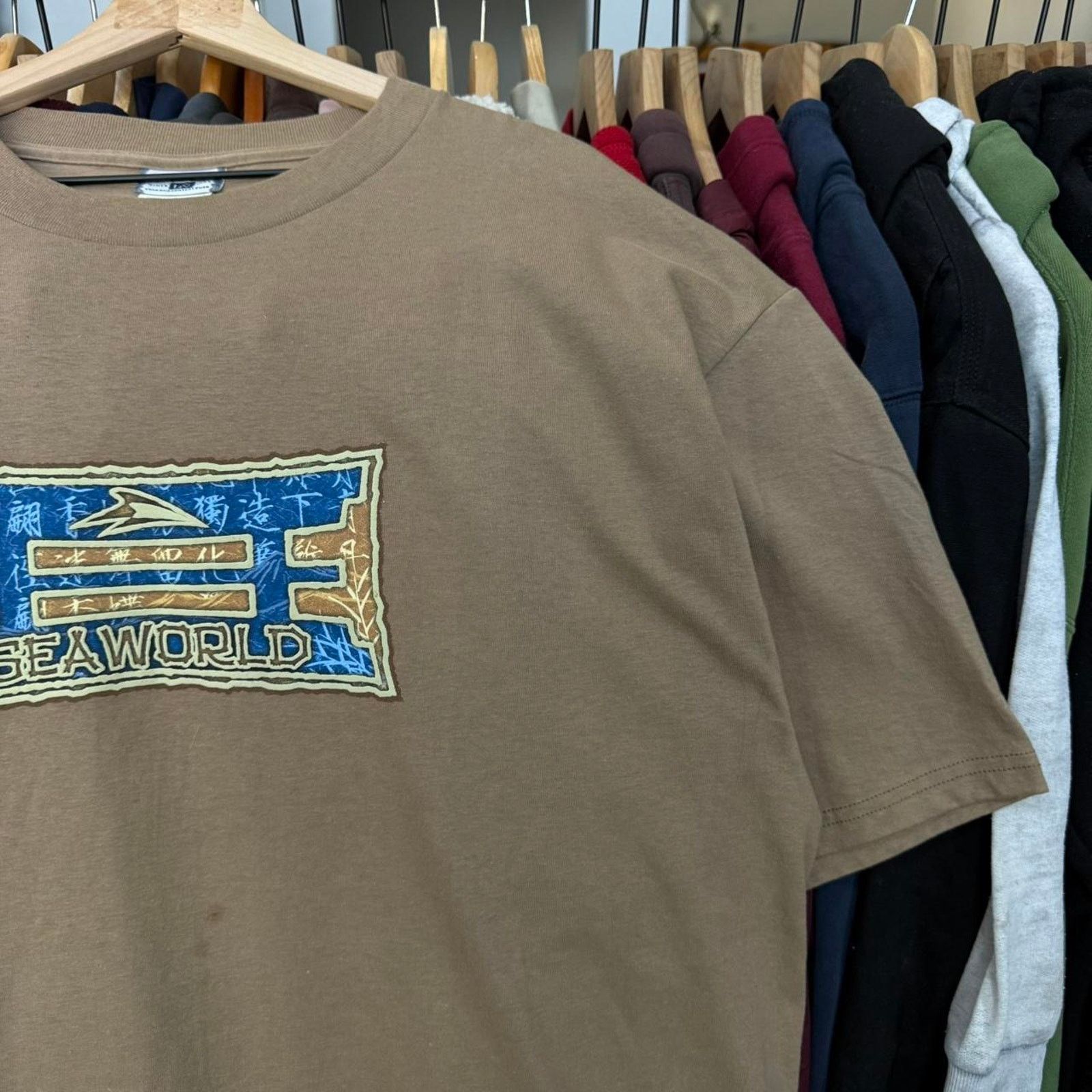 Lee Vintage 90s Sea World Promo Shirt in Light Brown Size US XL / EU 56 / 4 - 3 Thumbnail