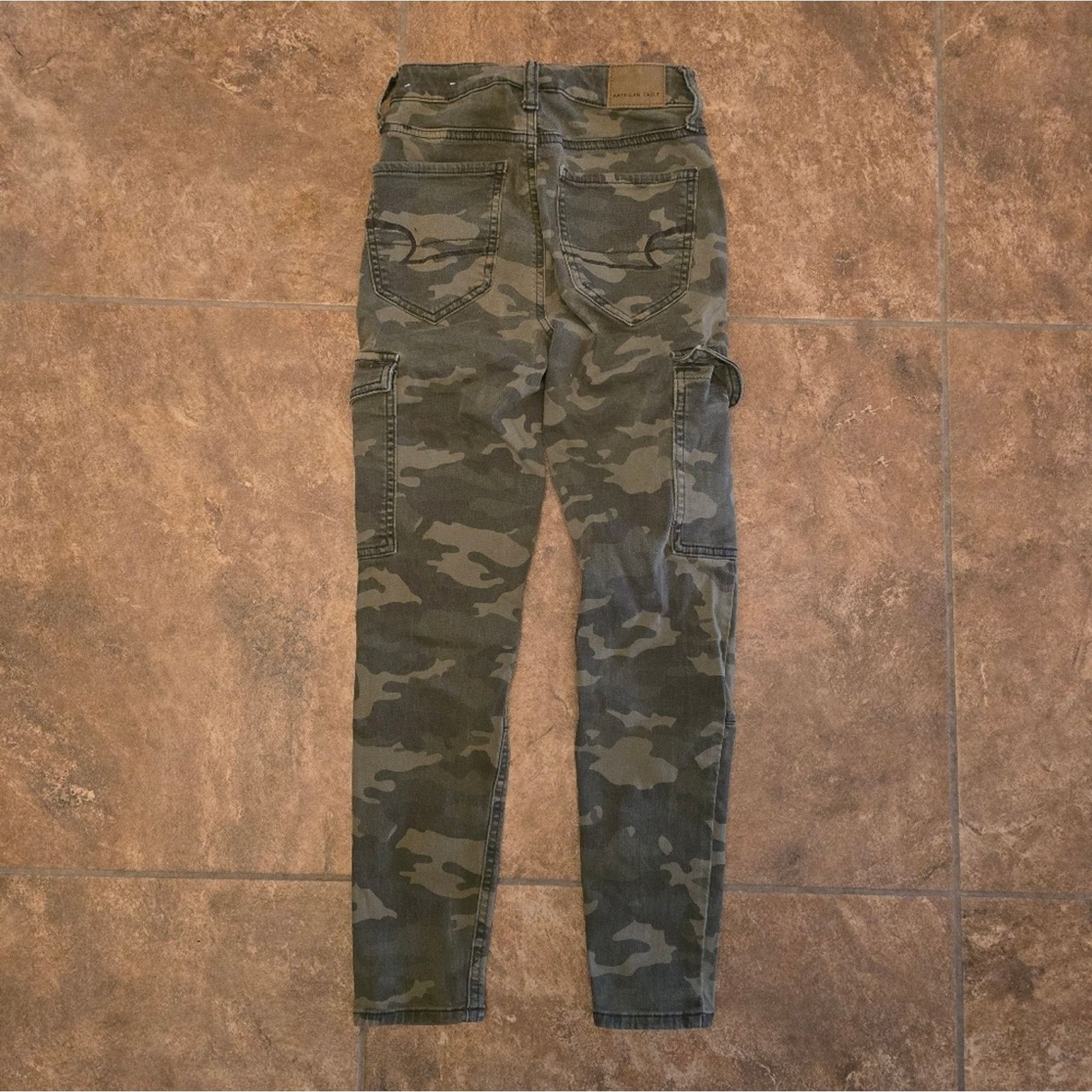 American Eagle Outfitters Camo Cargo | AEO | Super Hi-Rise Crop Jean Size 24" / US 00 / IT 34 - 2 Thumbnail