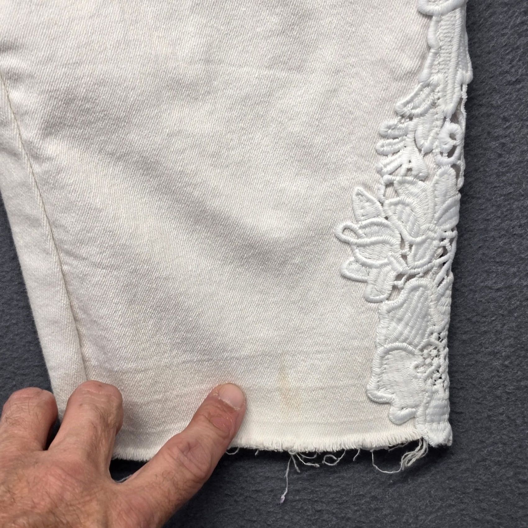 Vintage One5One Jeans Women 20 White Raw Hem Cropped Embroidered Capri Pants Spot Jeans Womens Size 20 Plus Capri White Spot Size 42" / US 20 - 4 Thumbnail