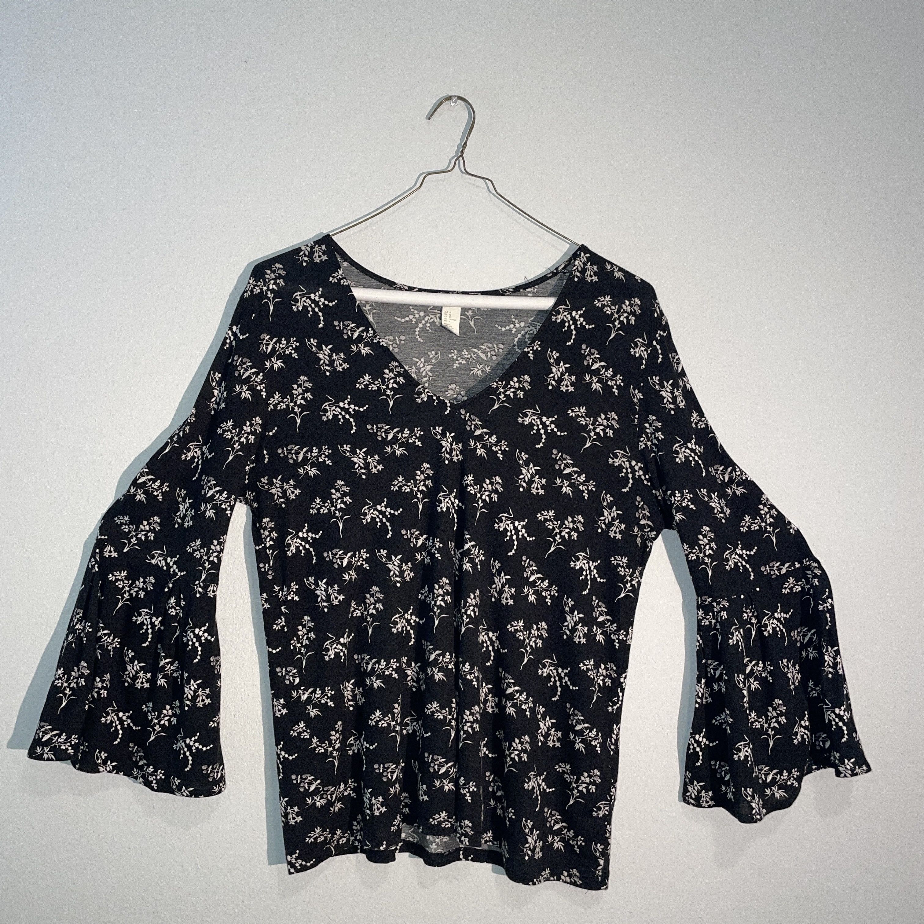 H&M H&M Women's V Neck Bell Sleeve Floral Print Blouse Sz M Size M / US 6-8 / IT 42-44 - 1 Thumbnail