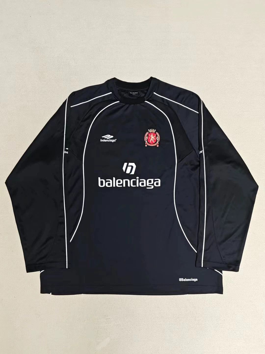 バレンシアガからサッカー着想の限定ウェア、“AOYAMA”のネーム