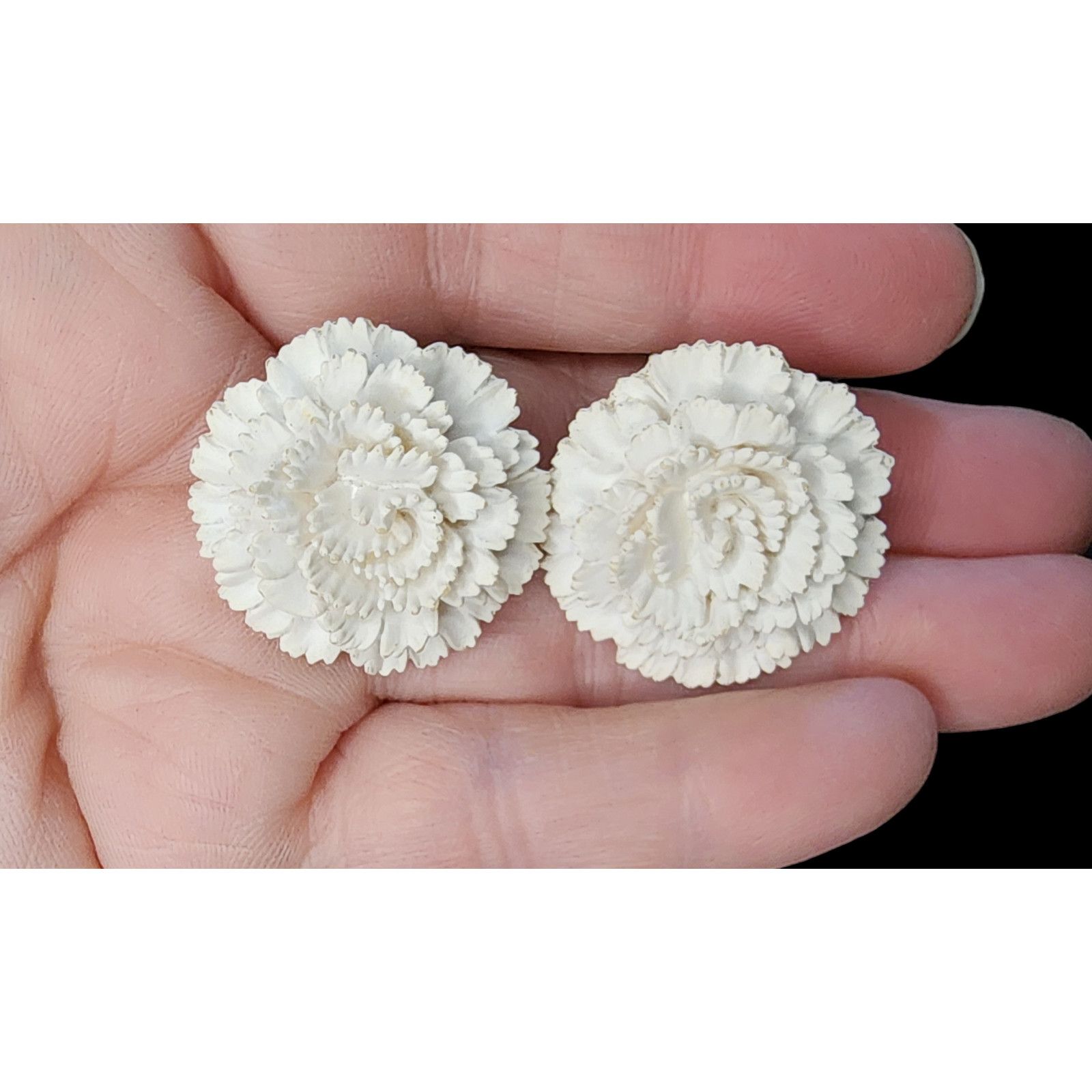The Unbranded Brand Vintage floral white carnations clip-on earrings Size ONE SIZE - 2 Thumbnail