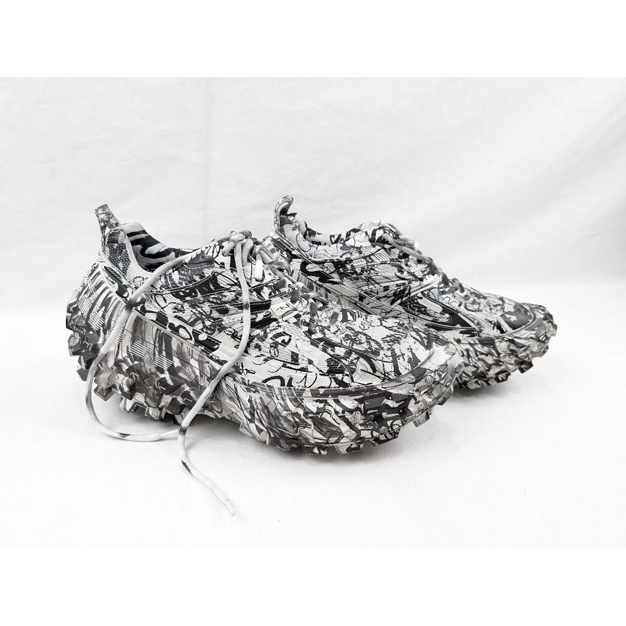 Balenciaga o1rshd1 Bouncer Extreme Graffiti Print in White/Black Size US 10 / EU 43 - 13 Thumbnail