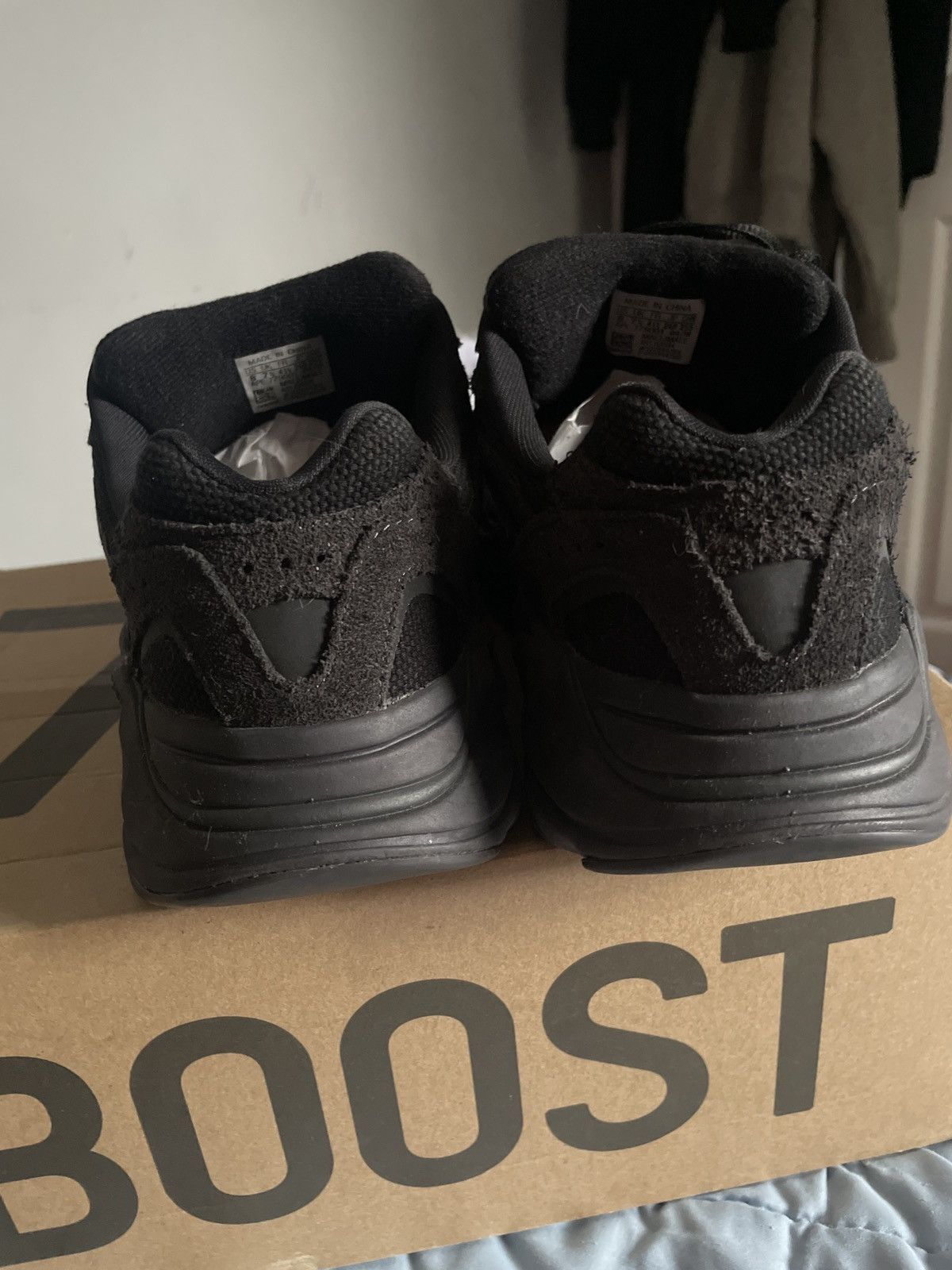 Yeezy Yezzy 700 v2 vanta Size US 8 / EU 41 - 4 Thumbnail