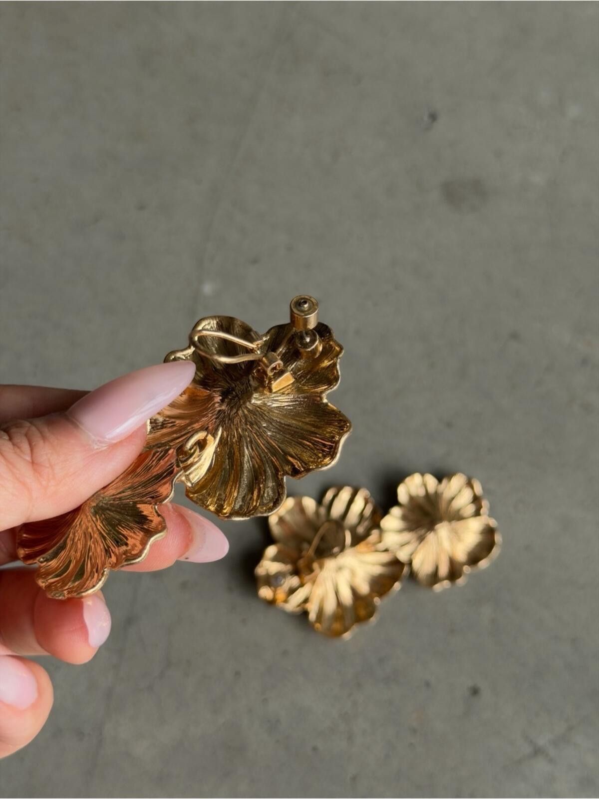 Mango Mango / Statement Floral Drop Earrings / Gold Size ONE SIZE - 5 Thumbnail