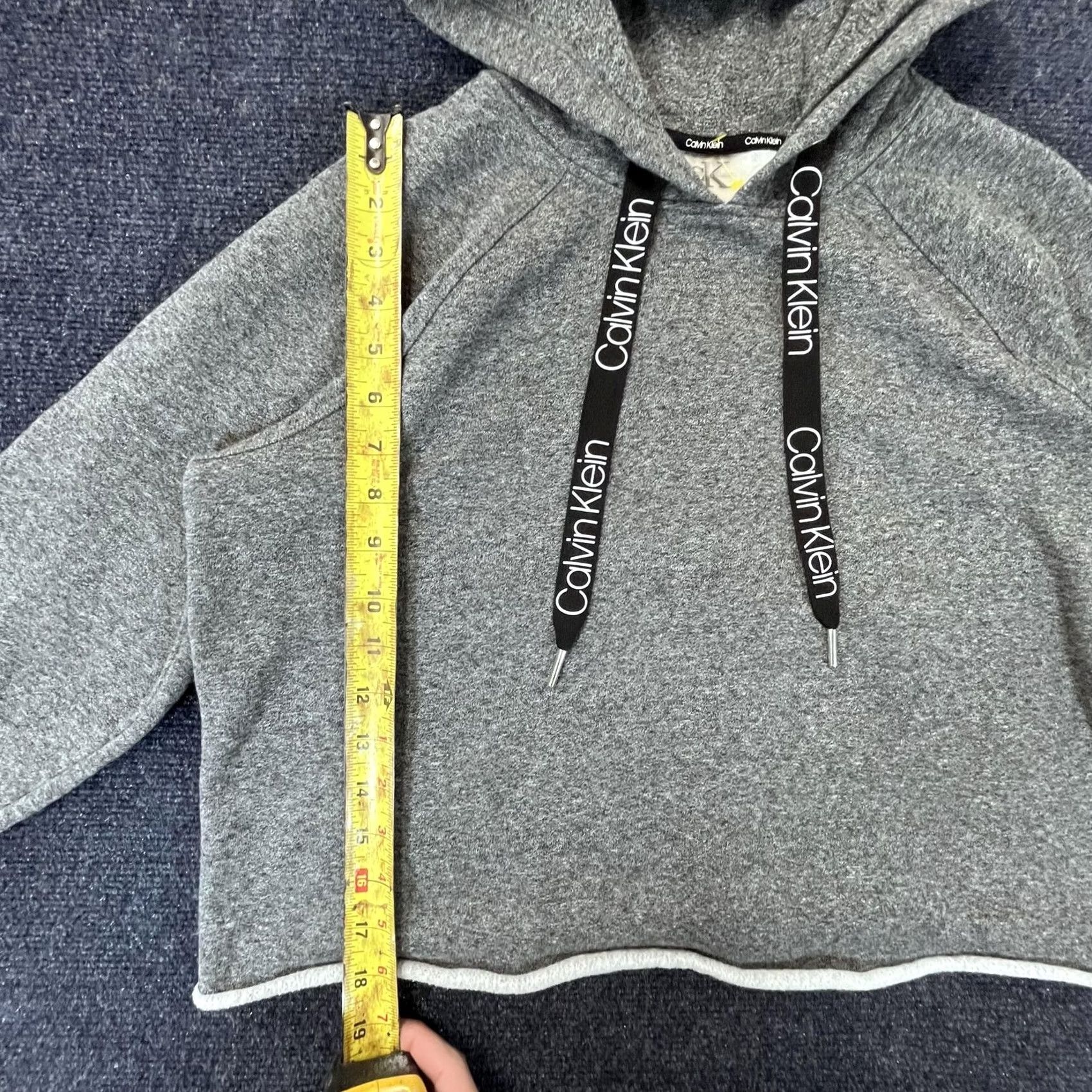 Calvin Klein VINTAGE Calvin Klein Hoodie Womens Medium Gray Crop Pullover Logo Drawstring Sweatshirt Size M / US 6-8 / IT 42-44 - 4 Thumbnail