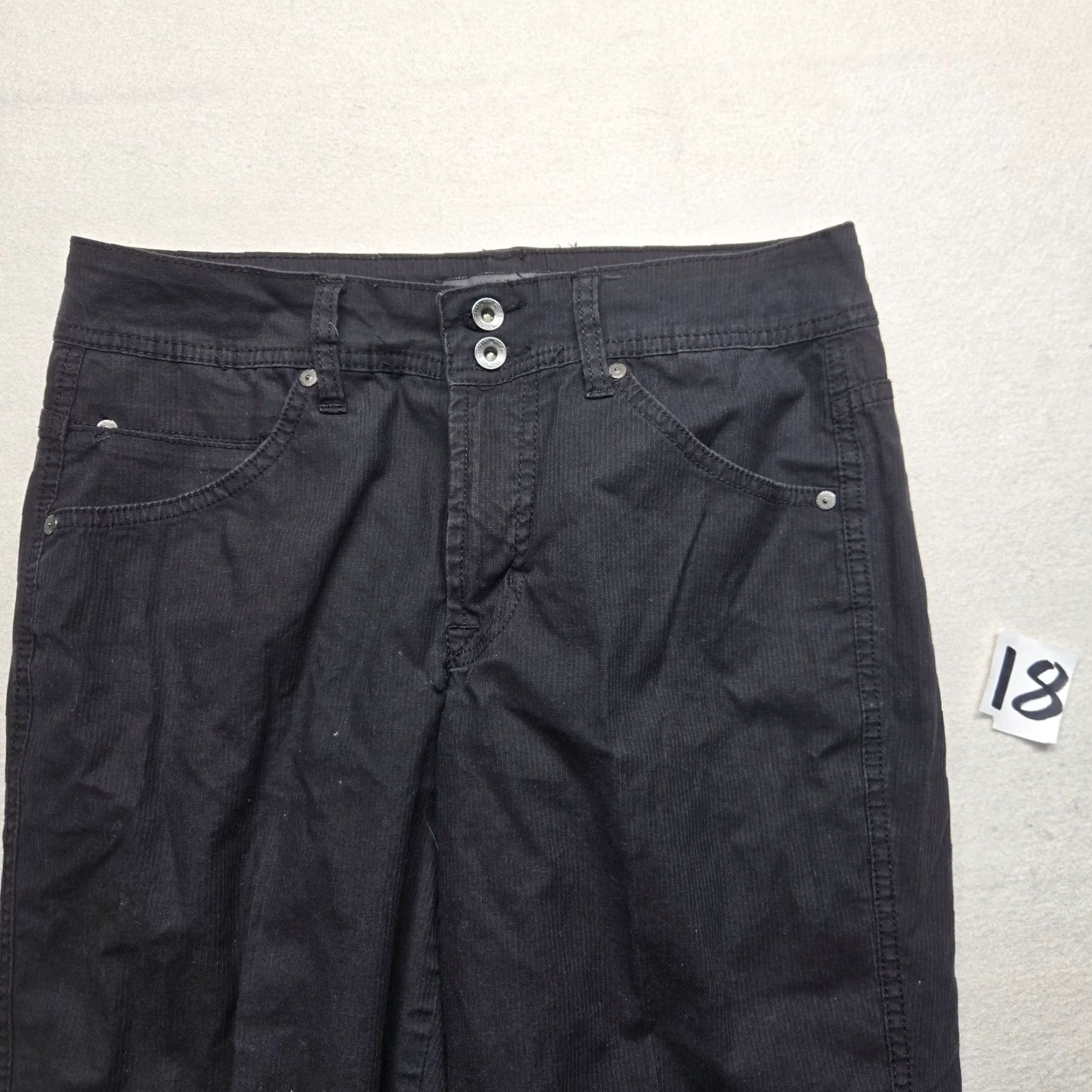 Nine West Nine West Solid Black Capri Pants Women Regular Size 6 Size 28" / US 6 / IT 42 - 2 Thumbnail