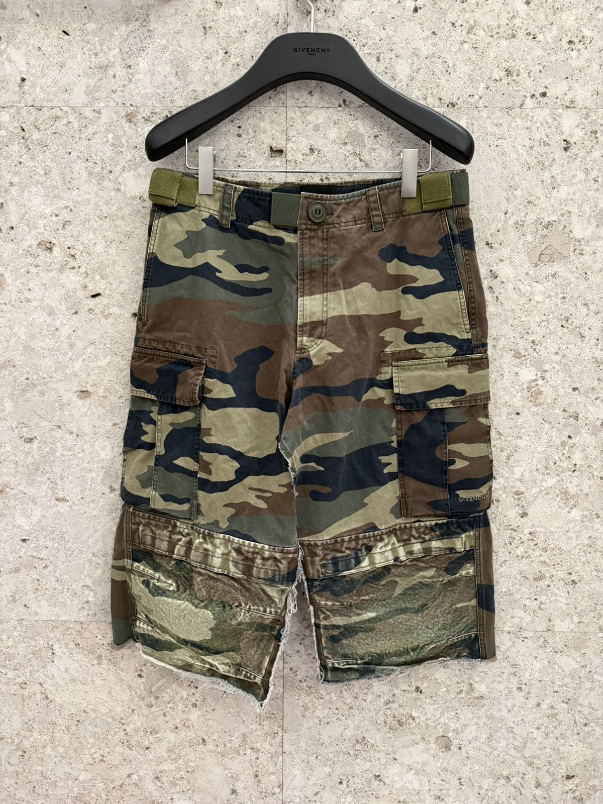 Givenchy Givenchy Camo Oversized Cargo Shorts Size US 32 / EU 48 - 1 Thumbnail