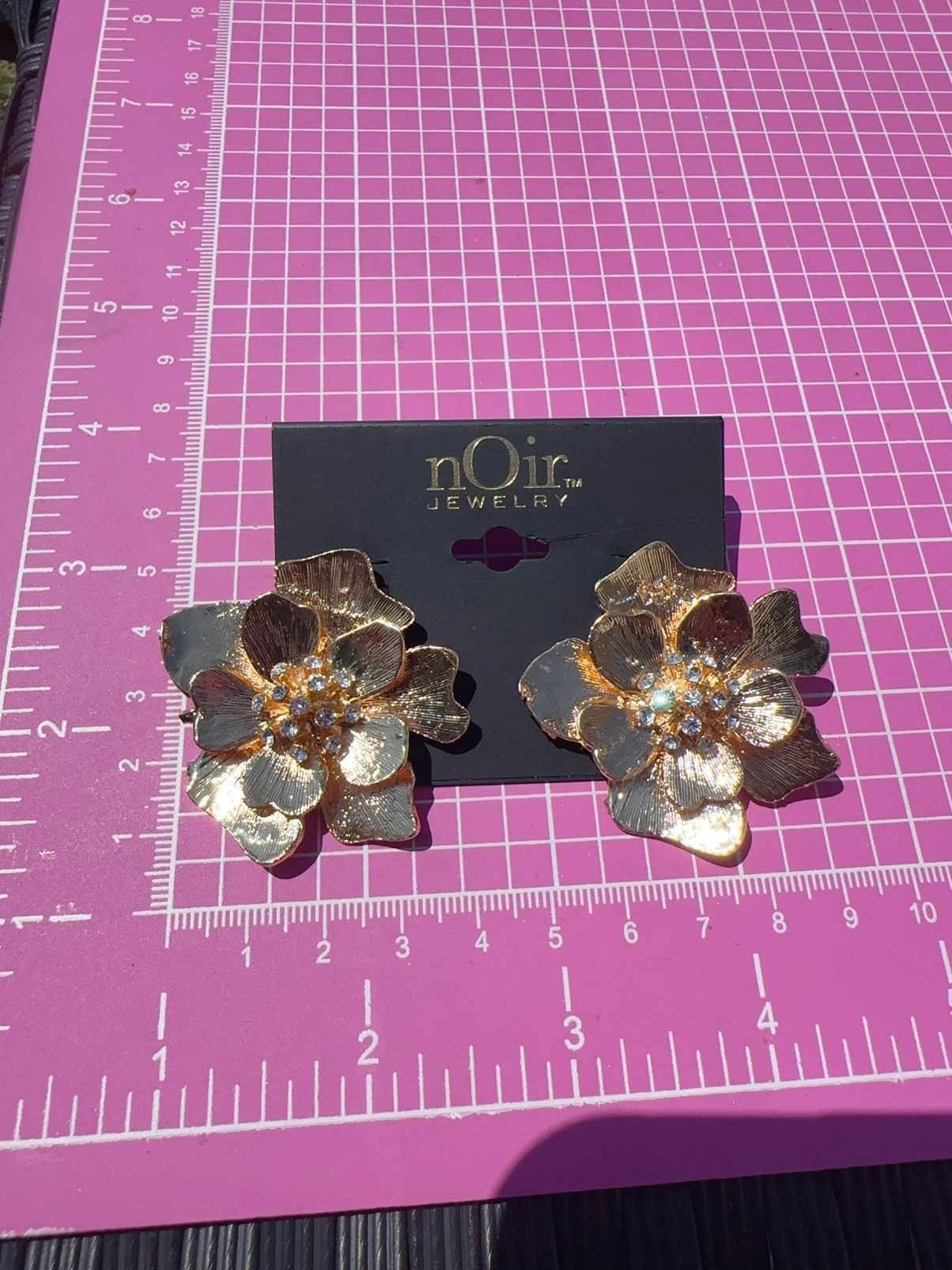 Designer Noir medium gold flower diamonds Stamens stud earrings Size ONE SIZE - 2 Thumbnail