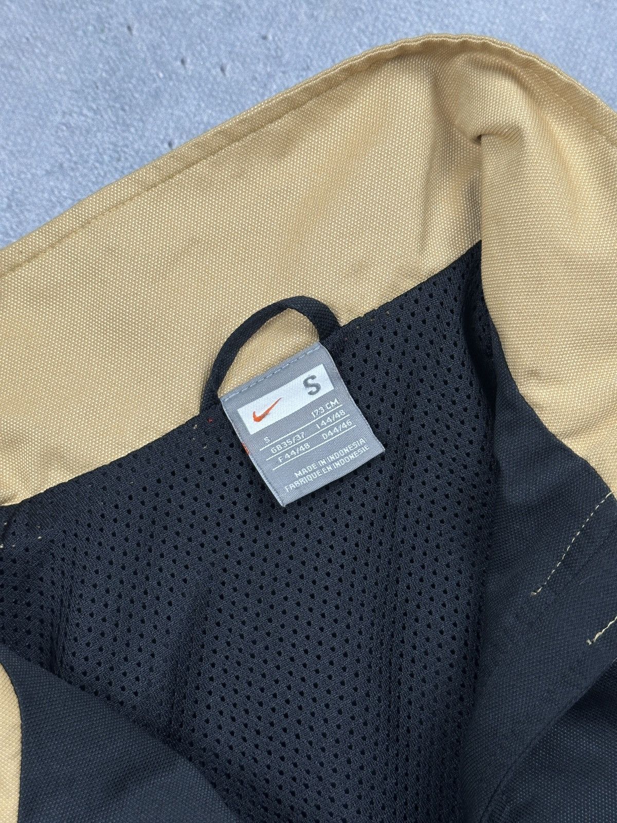 Nike Vintage Nike Black Gold Track Jacket TwoTone Swoosh Logo 00s Size US S / EU 44-46 / 1 - 9 Thumbnail