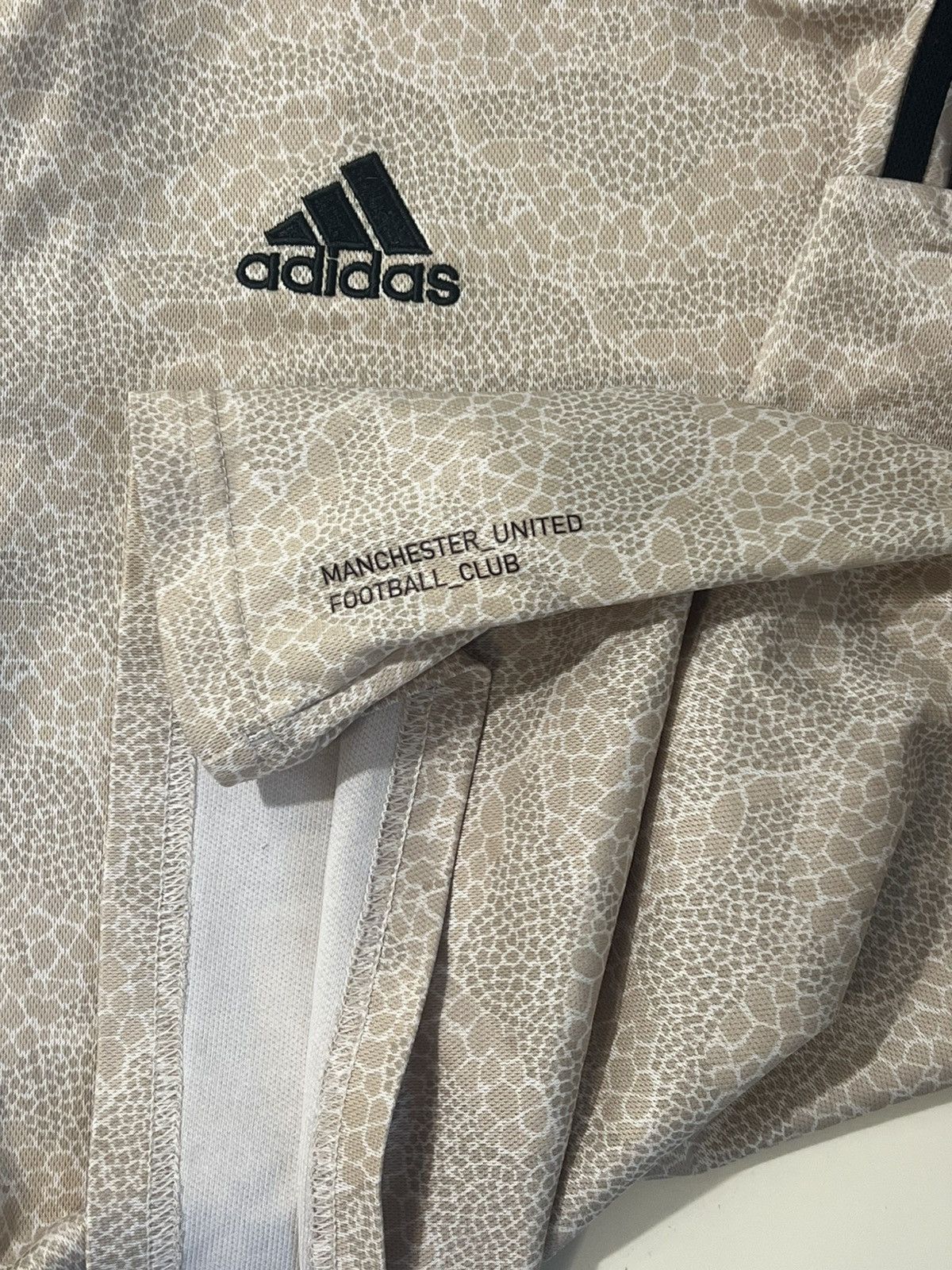 Adidas × Vintage Manchester United Jersey 2019 Away Shirt Adidas DX8945 Boys Size US S / EU 44-46 / 1 - 3 Thumbnail