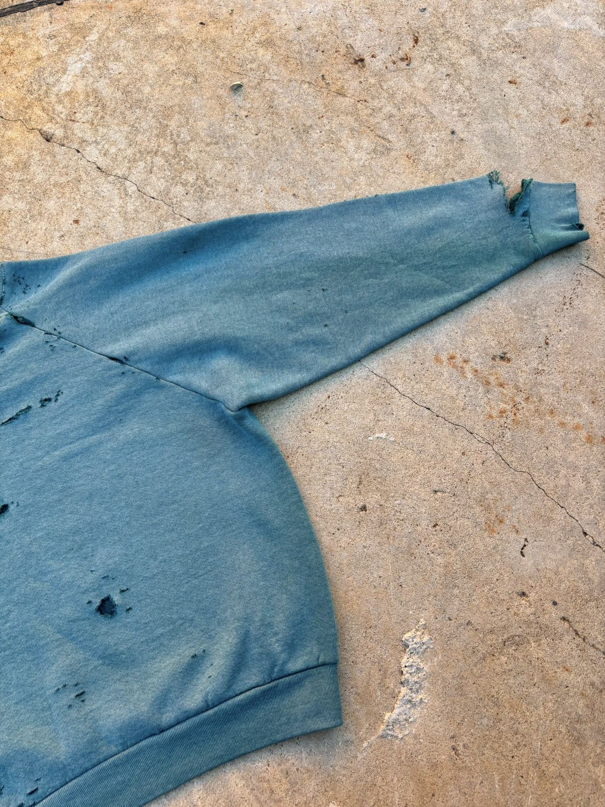 Vintage Thrashed Fruit Of The Loom Sweatshirt Size US L / EU 52-54 / 3 - 12 Thumbnail