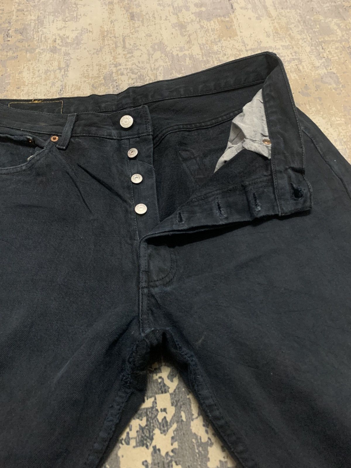 Levi's VINTAGE LEVI'S 501 FADED RIPPED JEAN BLACK WASH Size US 33 - 4 Thumbnail