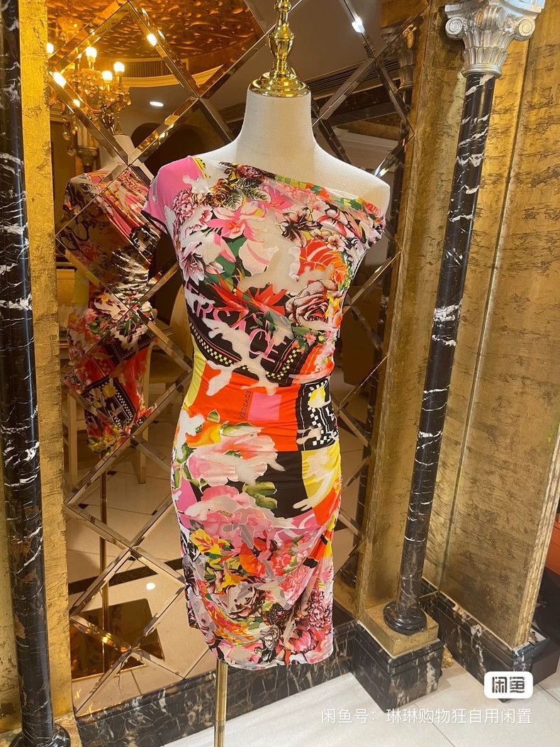 Versace Versace Mesh logo three-dimensional pleated dress Size M / US 6-8 / IT 42-44 - 1 Thumbnail