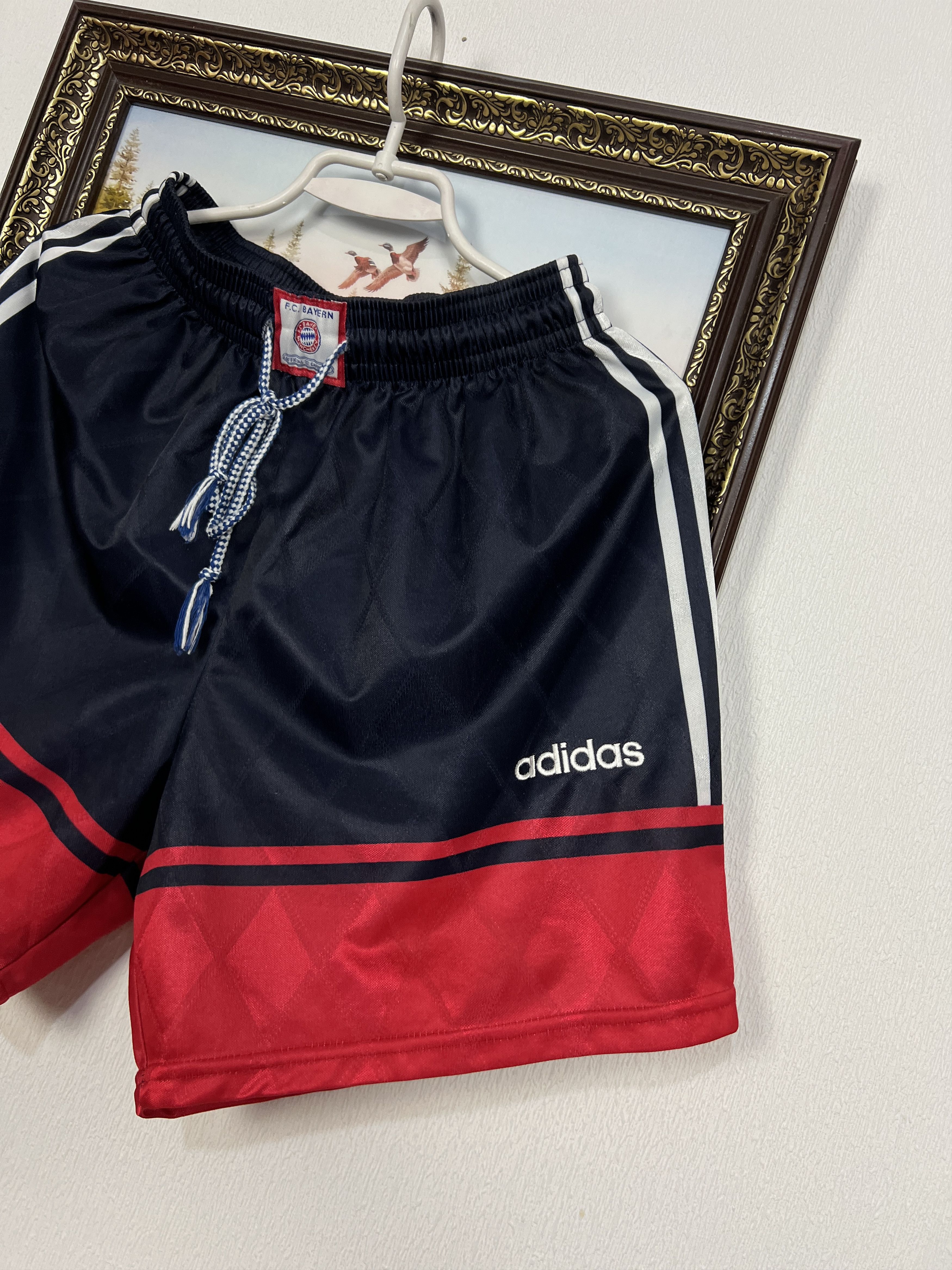 Adidas Vintage 90's Bayern Munich Football Shorts Soccer Athletic Size US 32 / EU 48 - 2 Thumbnail