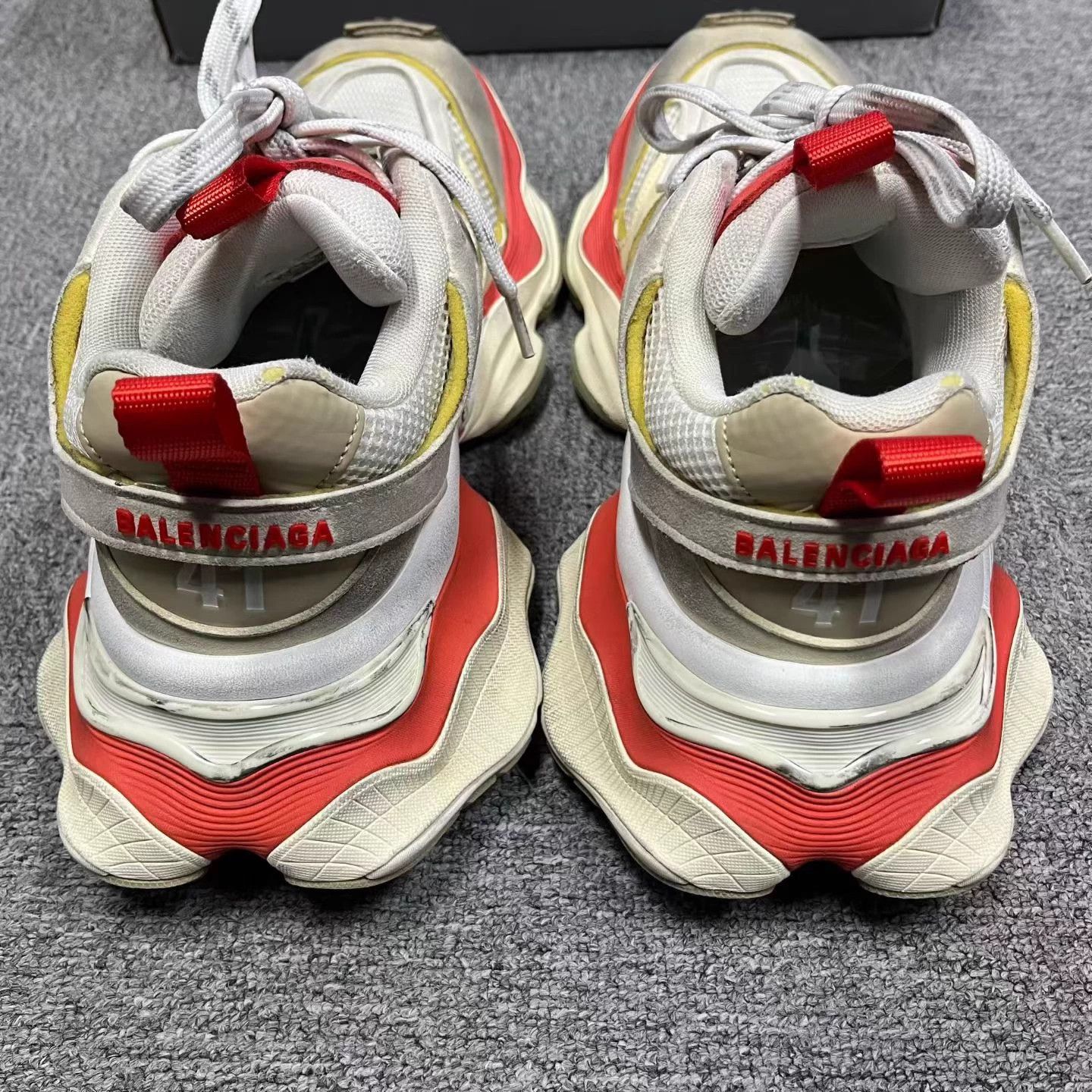 Balenciaga Balenciaga white/red round toe lace-up low-top casual shoe Size US 8 / EU 41 - 4 Thumbnail